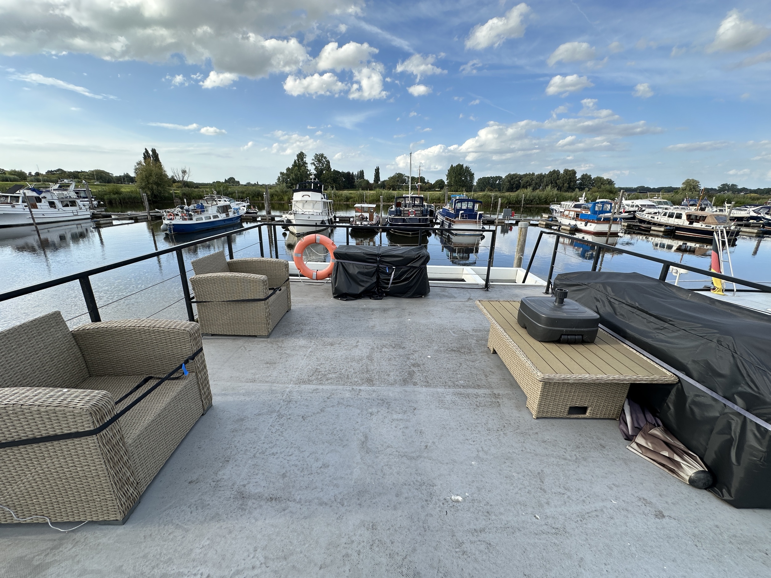 La Mare Houseboat Modern 12