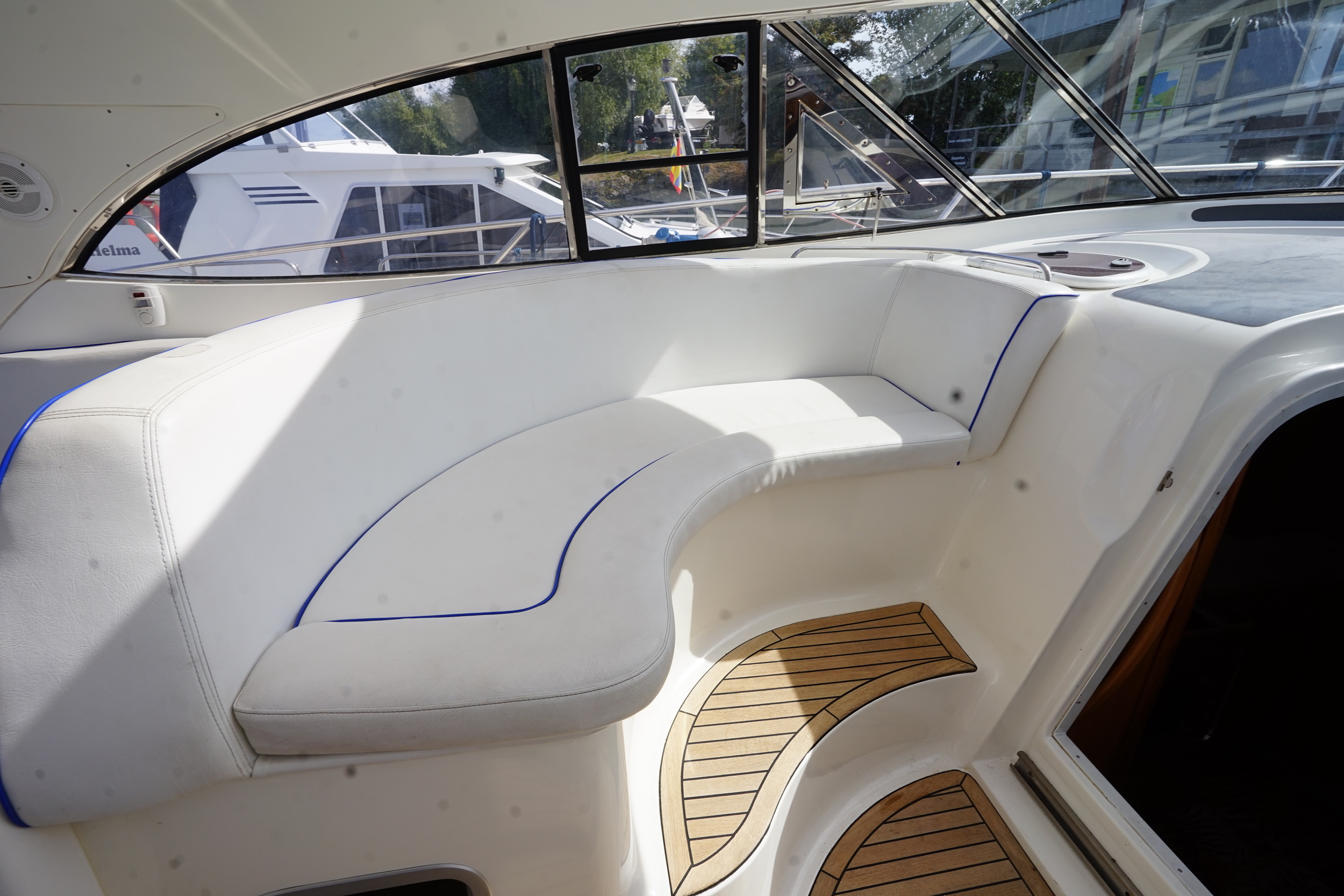 Bavaria 42 HT Sport IPS-500 - hydraulic platform