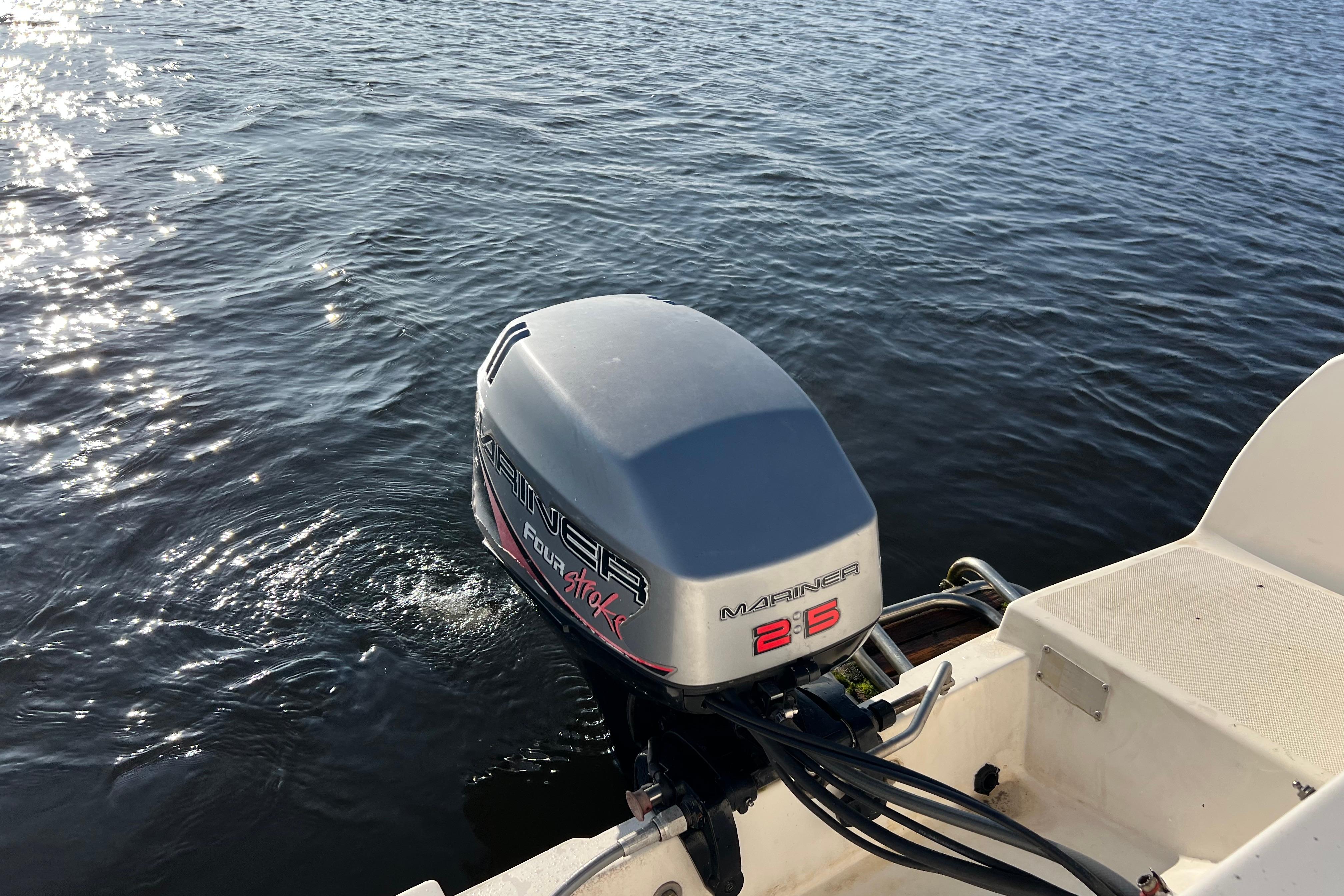 Elan 17 CC Center Consoleboot