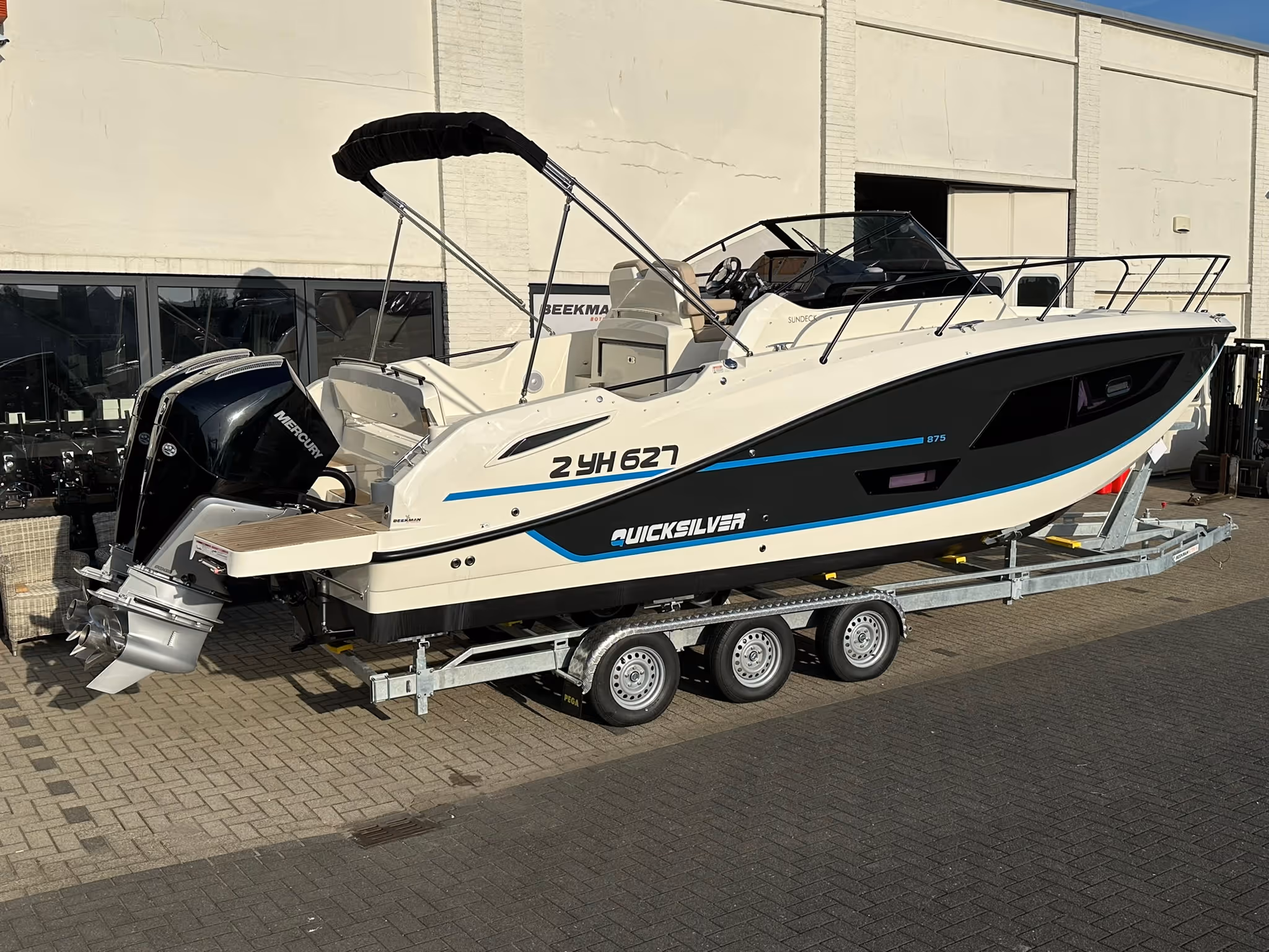 Quicksilver 875 Sundeck