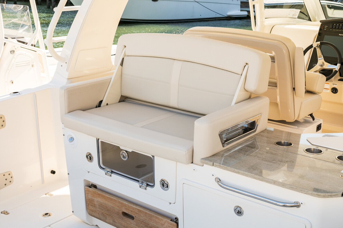 Boston Whaler 350 Realm