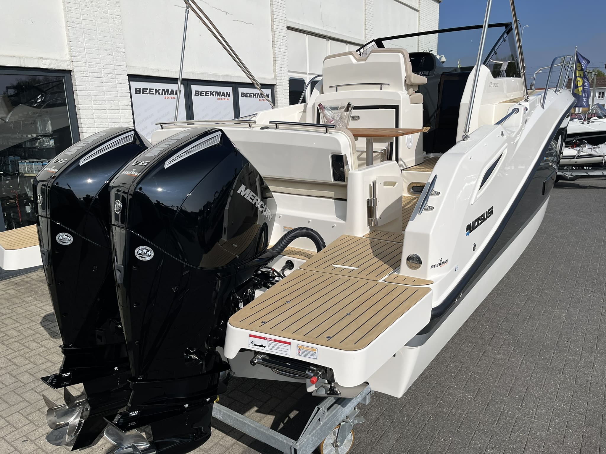 Quicksilver 875 Sundeck