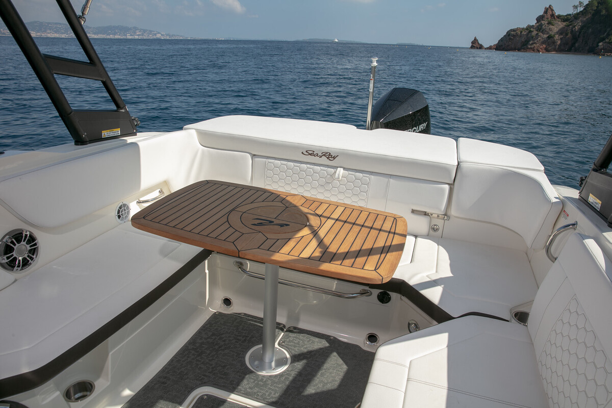 Sea Ray Sun Sport 230 OB