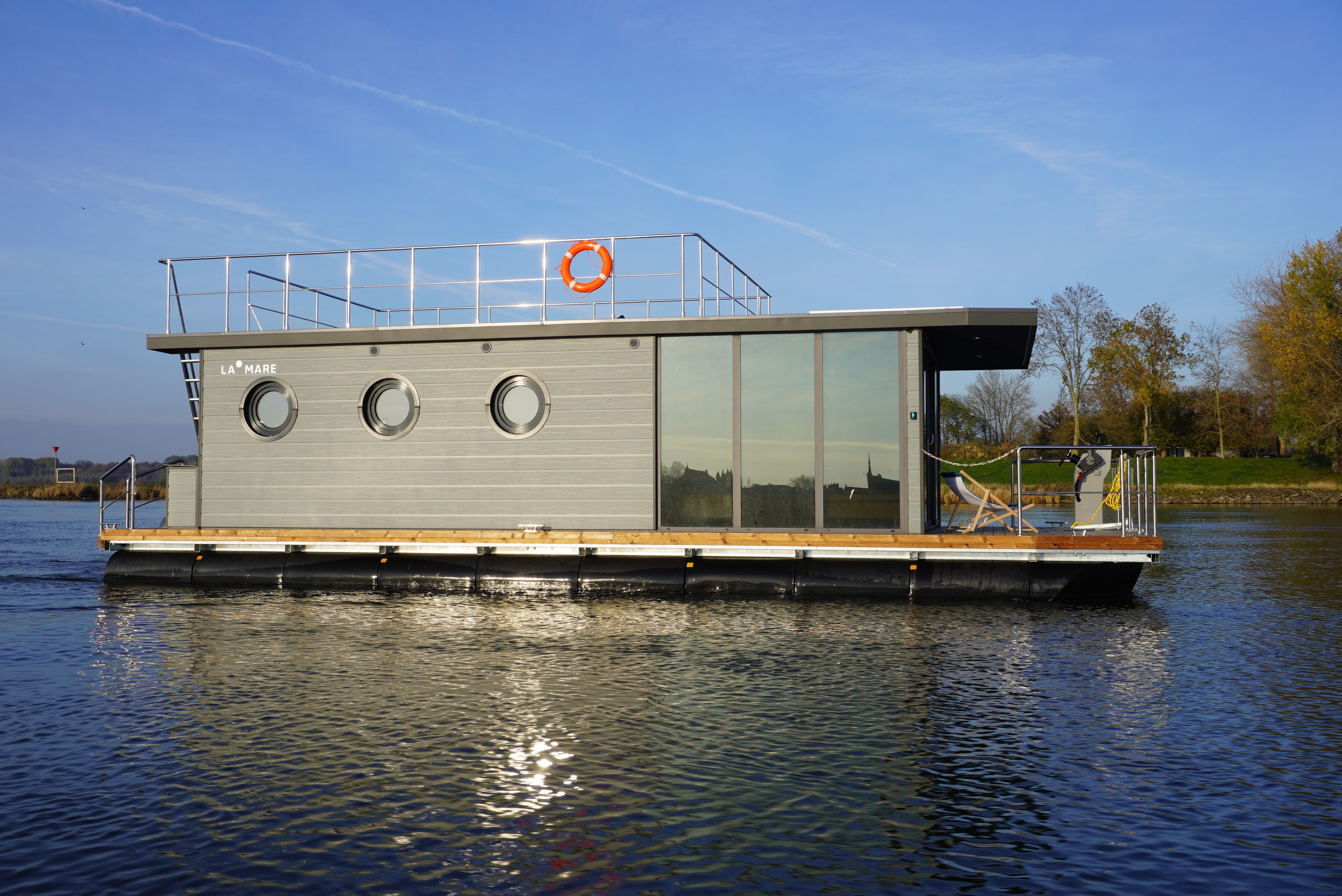 La Mare Houseboat Apartboat XL - Sauna - Hottub - Maasbommel
