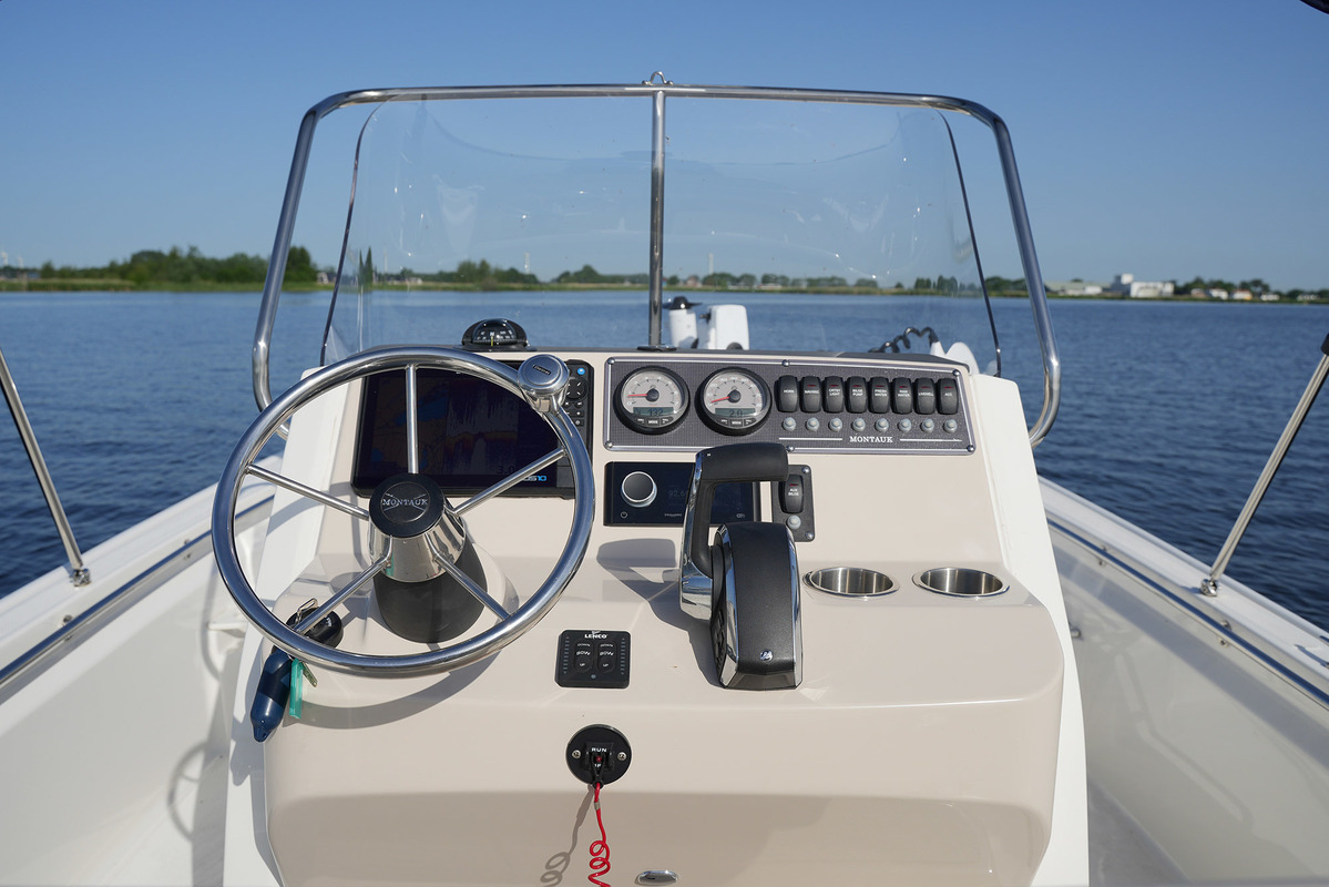 Boston Whaler 210 Montauk