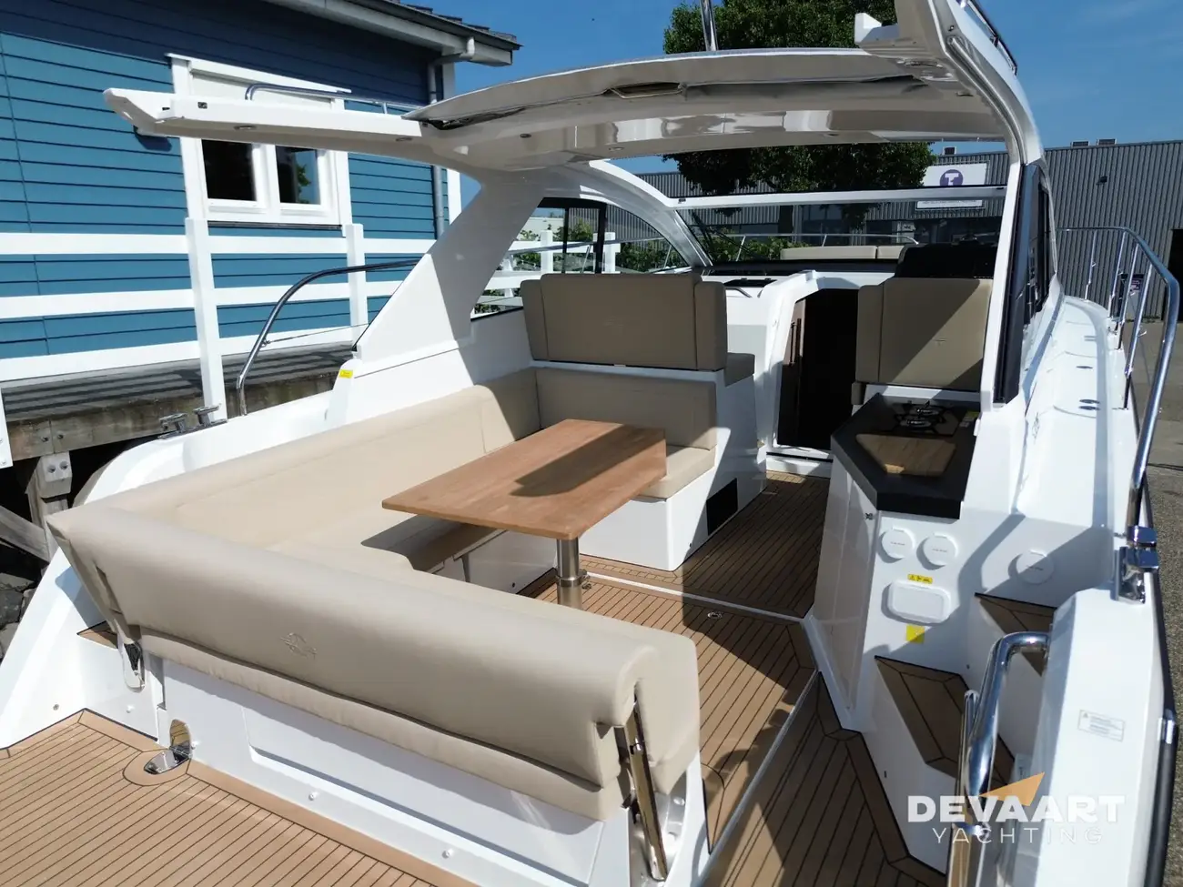 Sealine S335