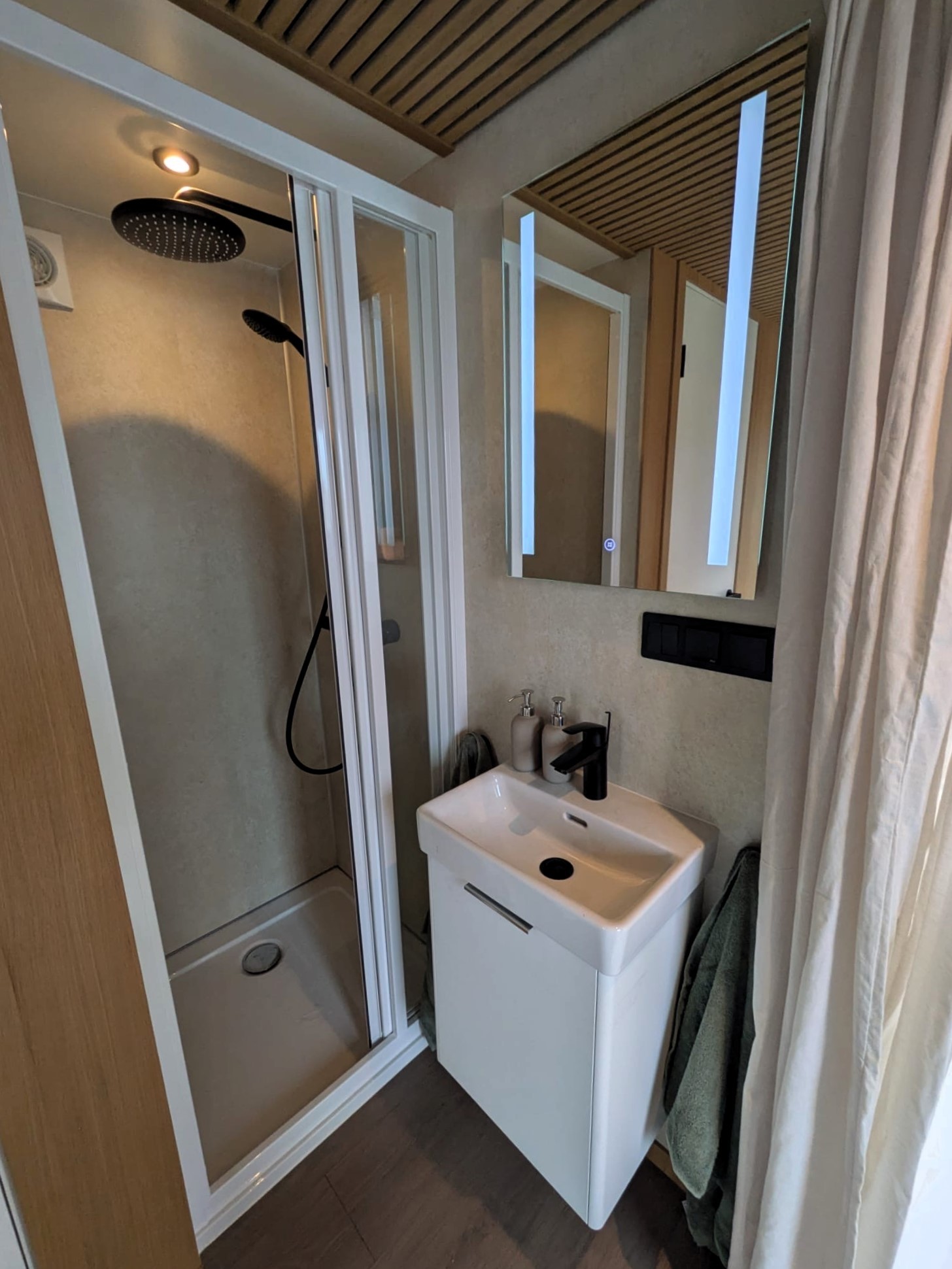 Surla 12 Houseboat Terherne (koop)ligplaats Beschikbaar