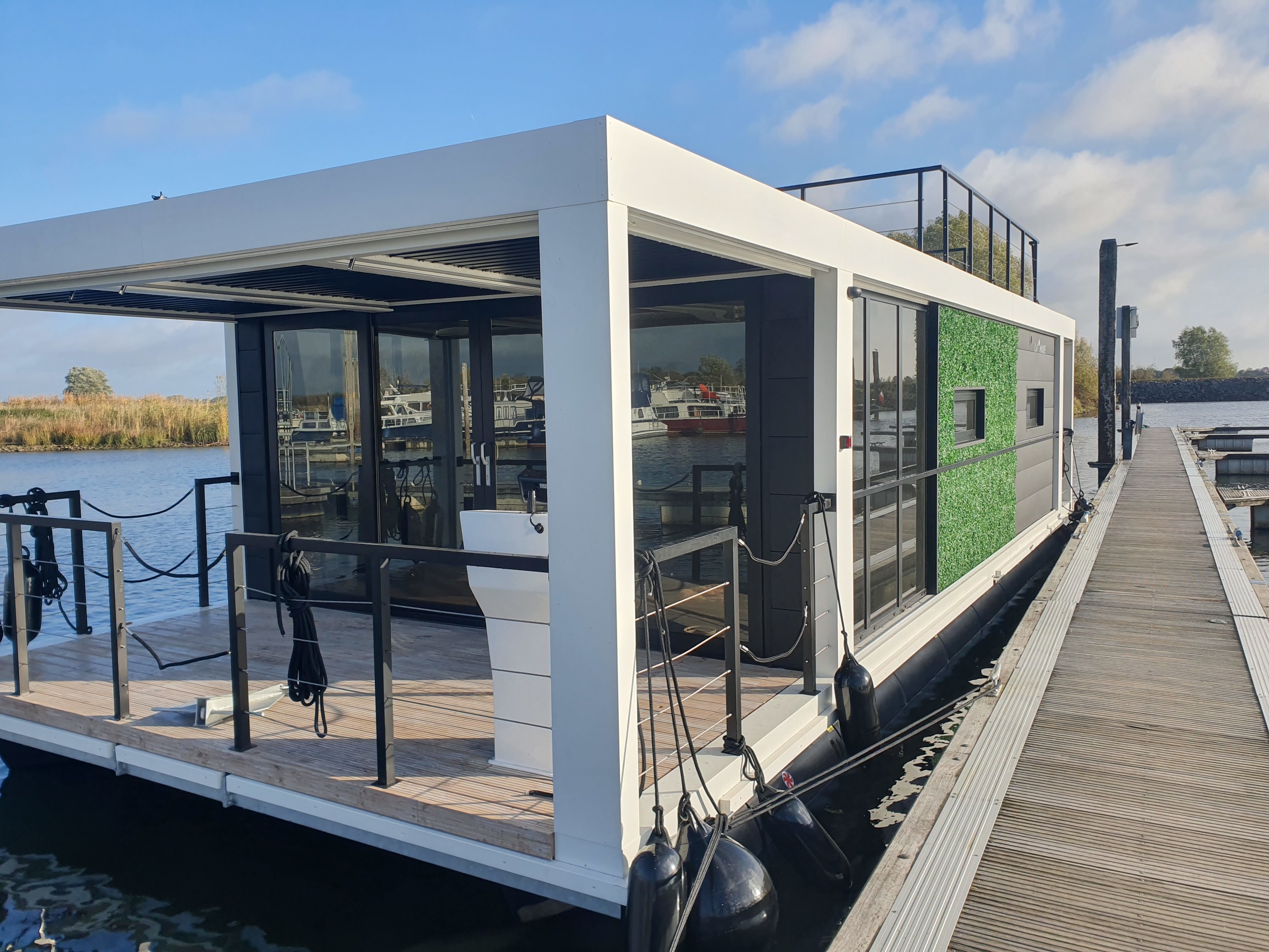 La Mare Houseboat Modern 12