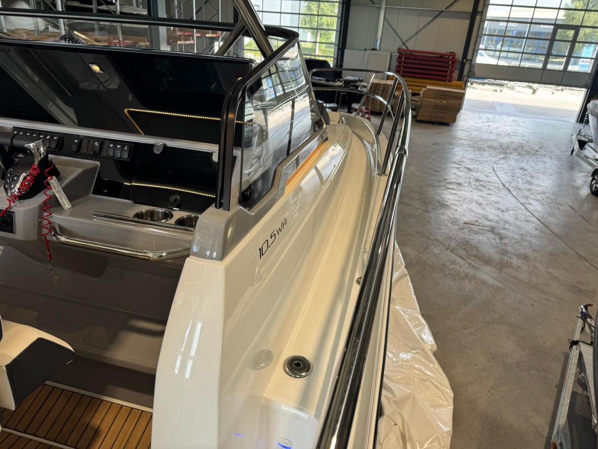 Jeanneau Cap Camarat 10.5 WA S2 op voorraad. Dit schip is aanwezig op de yamaha stand van hiswa te water 2026.