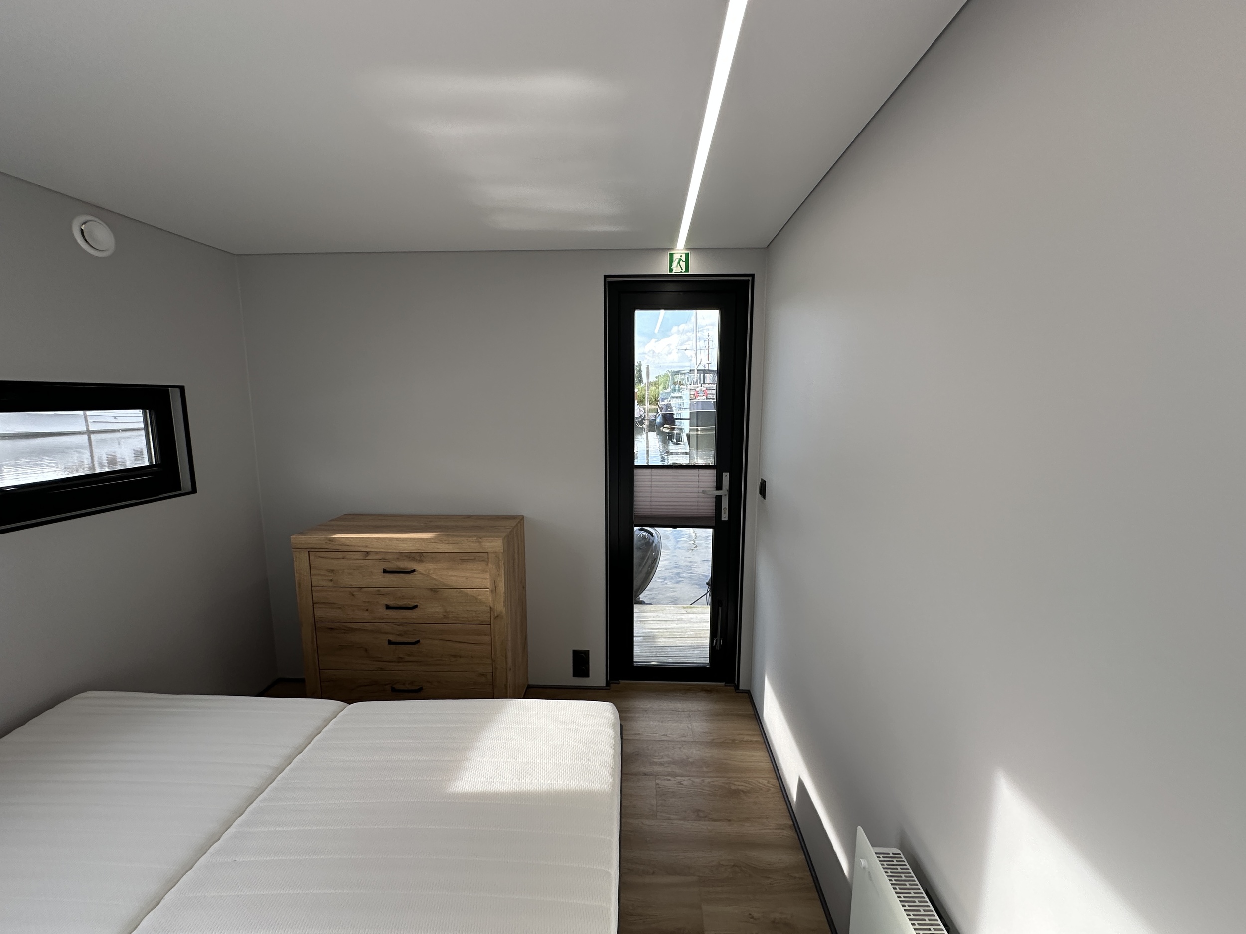 La Mare Houseboat Modern 12