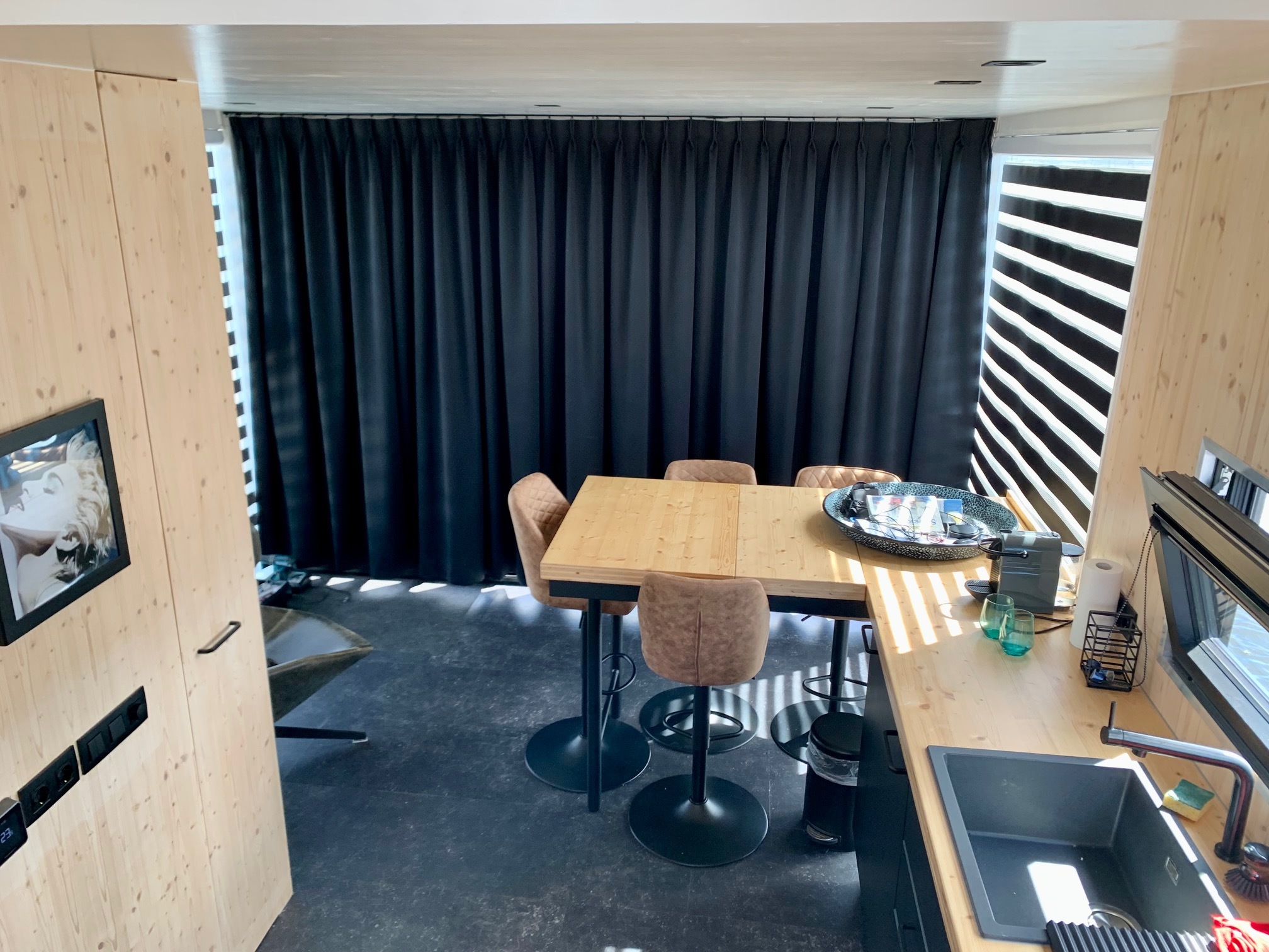 HOMESHIP VaarLoft Volledig Elektrische Houseboat