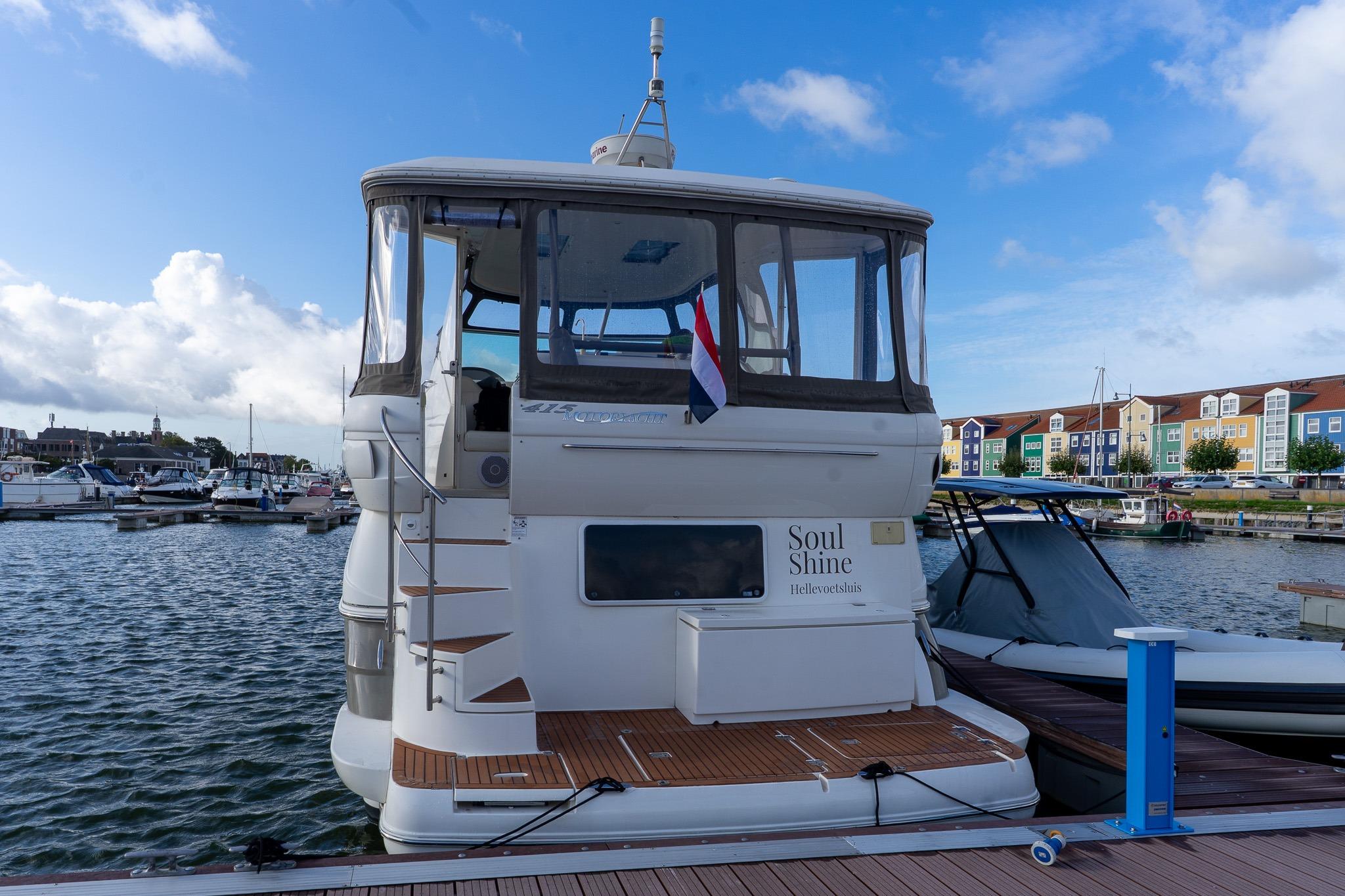 Cruisers Yachts 415 Express Motoryacht