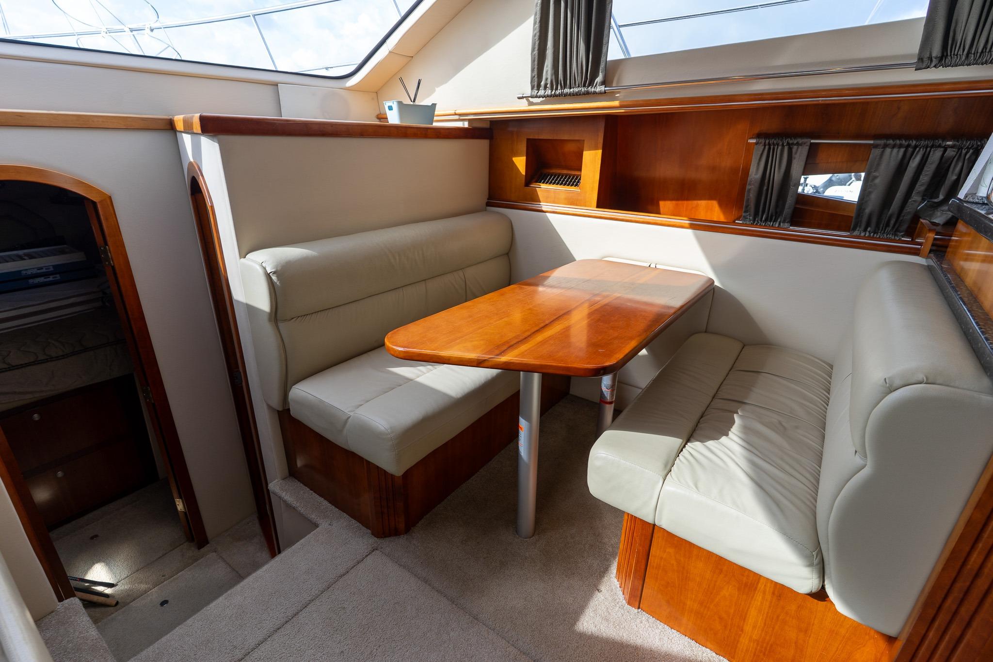 Cruisers Yachts 415 Express Motoryacht