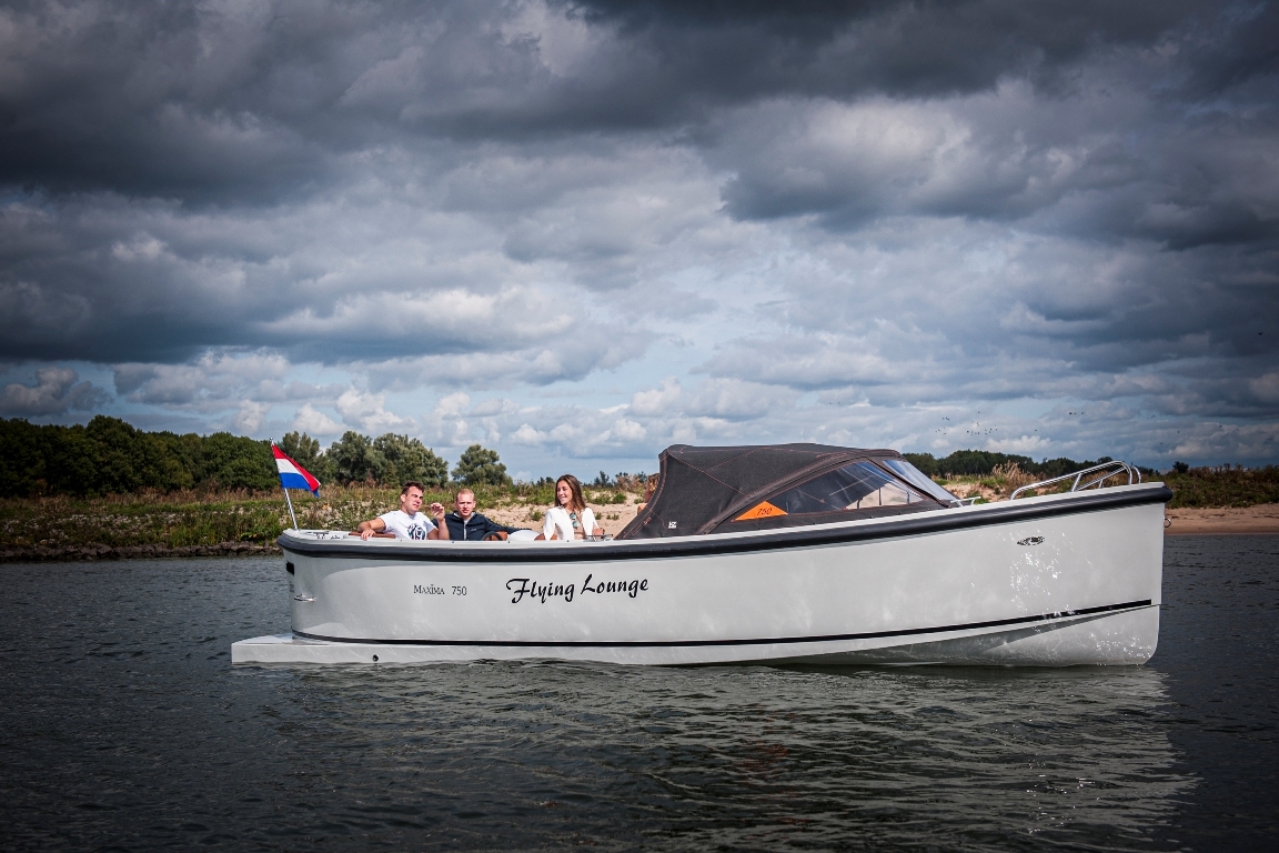 Maxima Boats 750 Flying Lounge