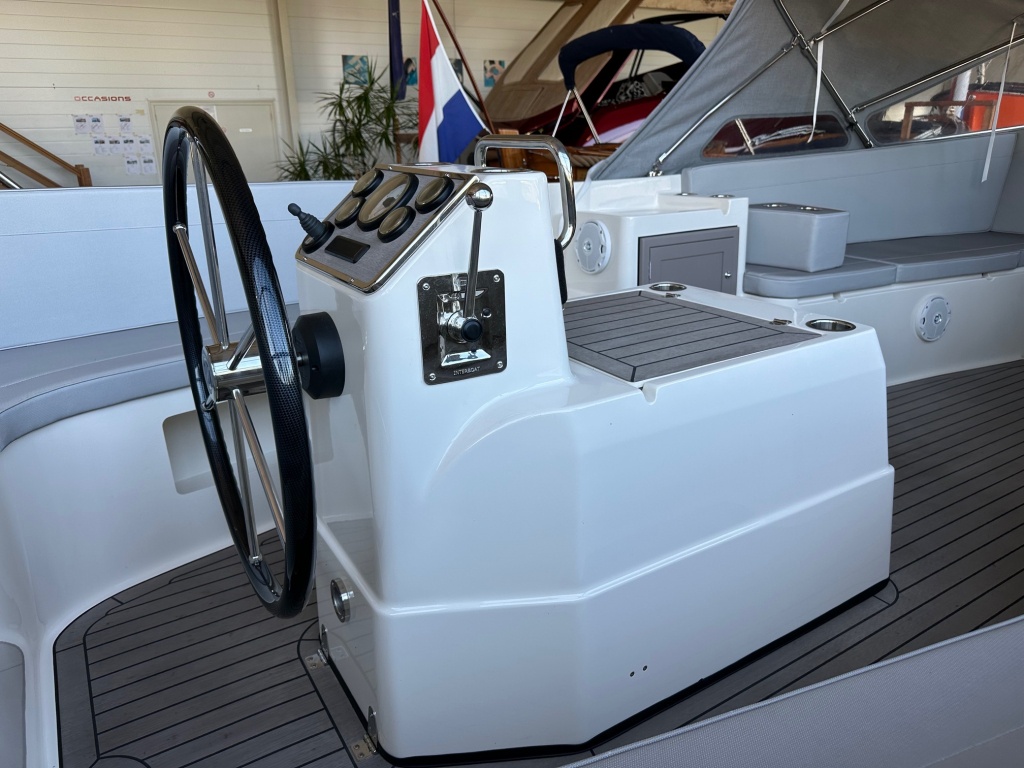 Interboat Intender 820