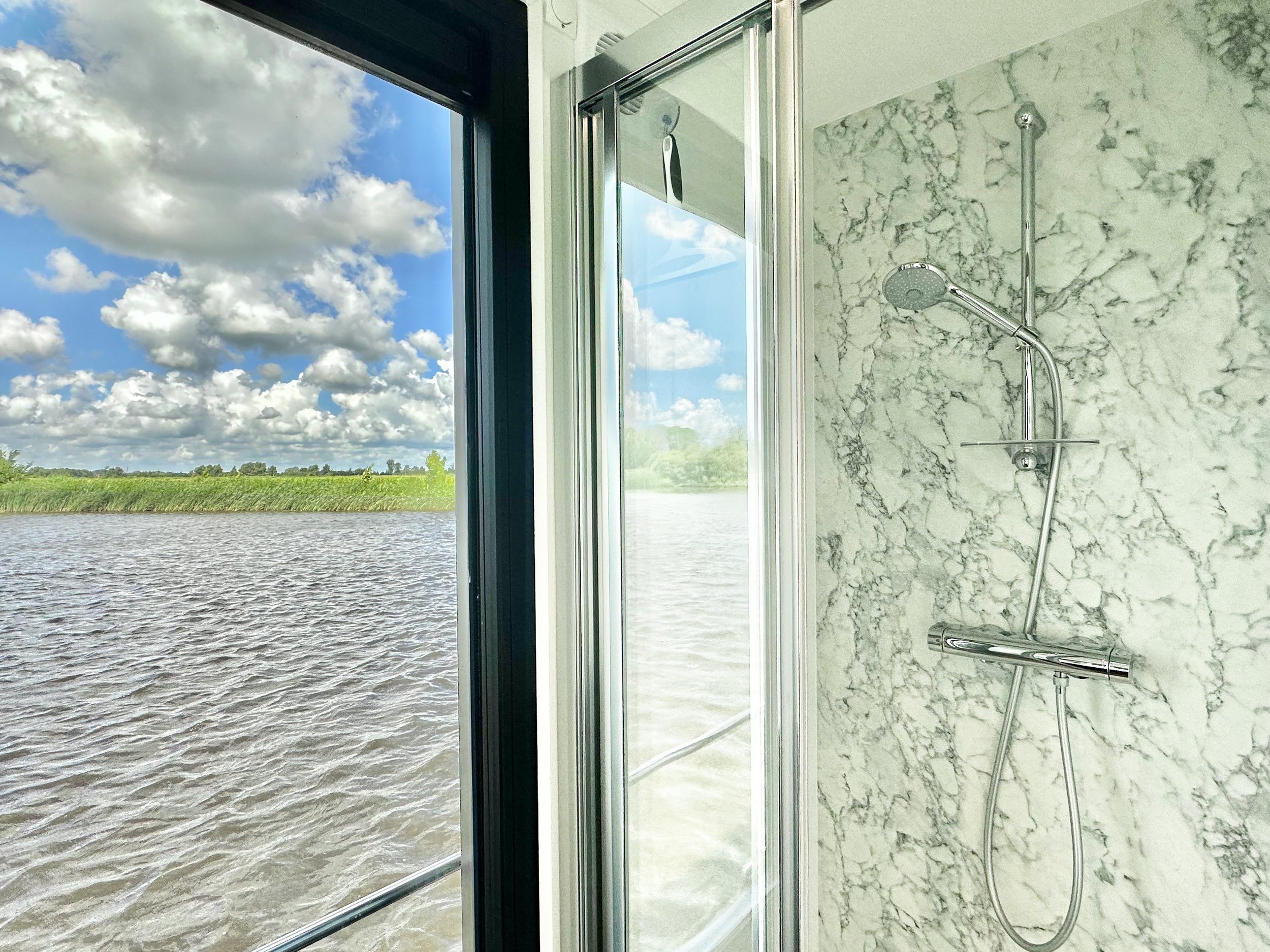 HOMESHIP Lotus Navigator 14 Houseboat