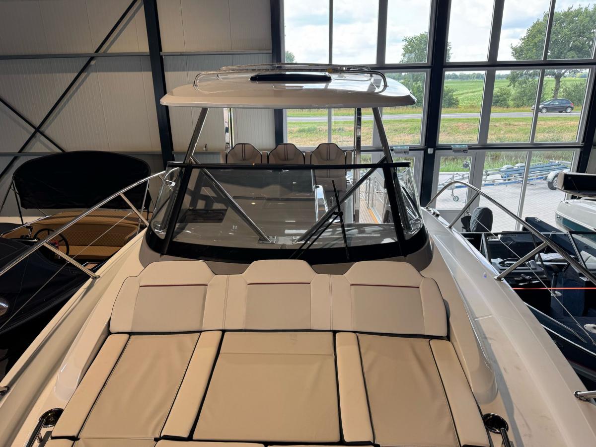 Jeanneau Cap Camarat 10.5 WA S2 op voorraad. Dit schip is aanwezig op de yamaha stand van hiswa te water 2026.