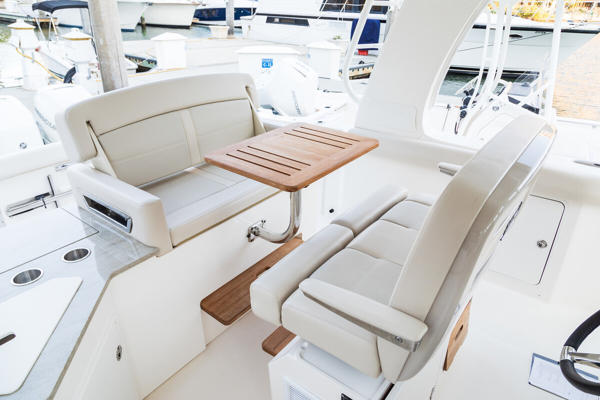Boston Whaler 350 Realm