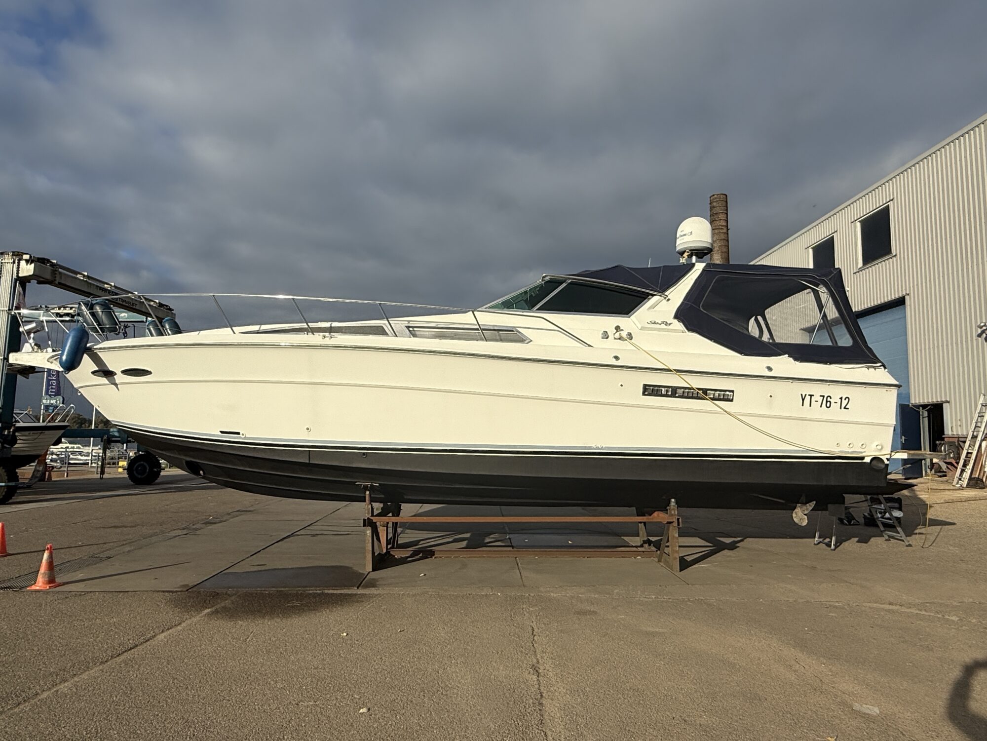 Sea Ray 400 Express Cruiser
