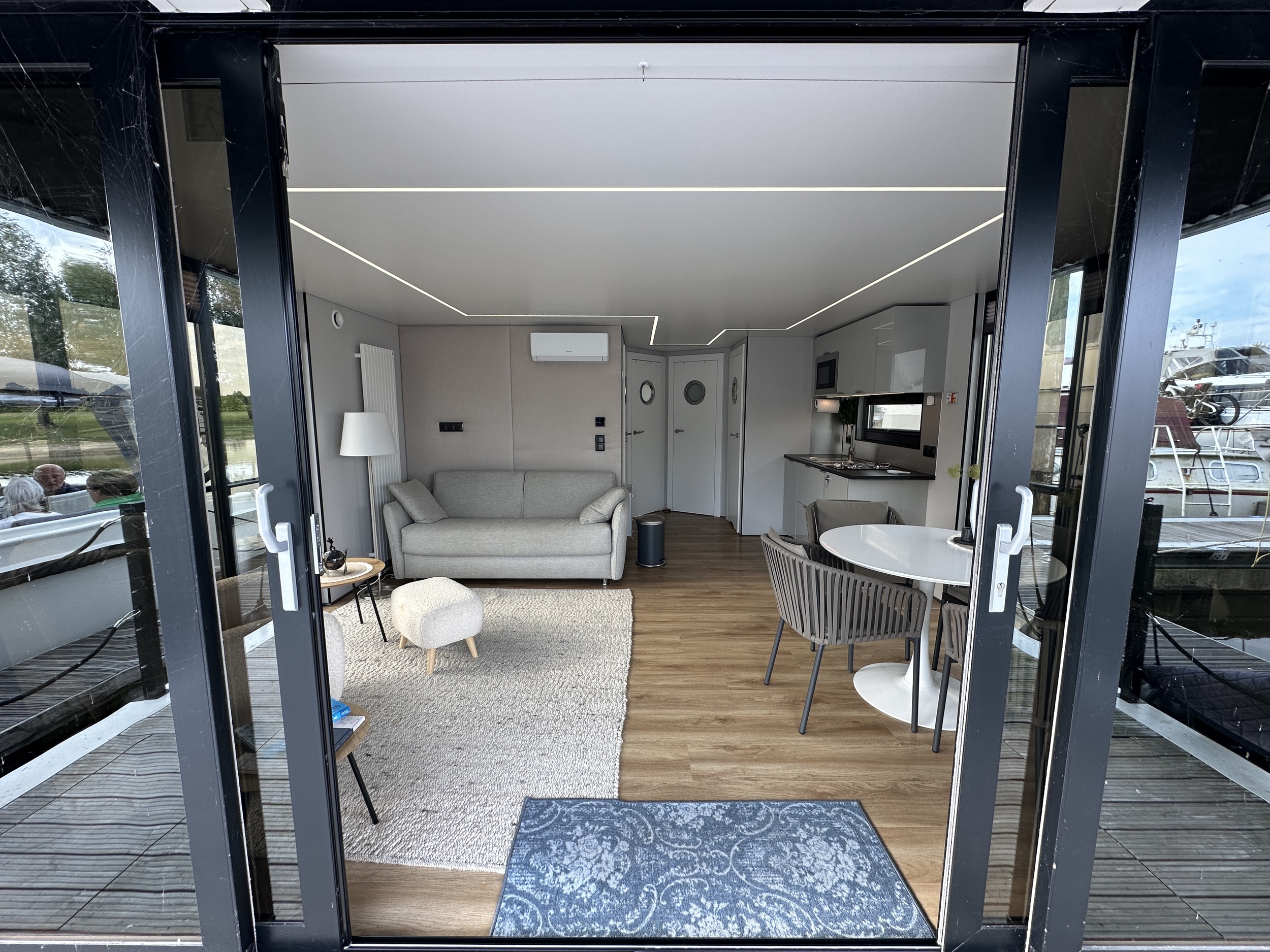 La Mare Houseboat Modern 12