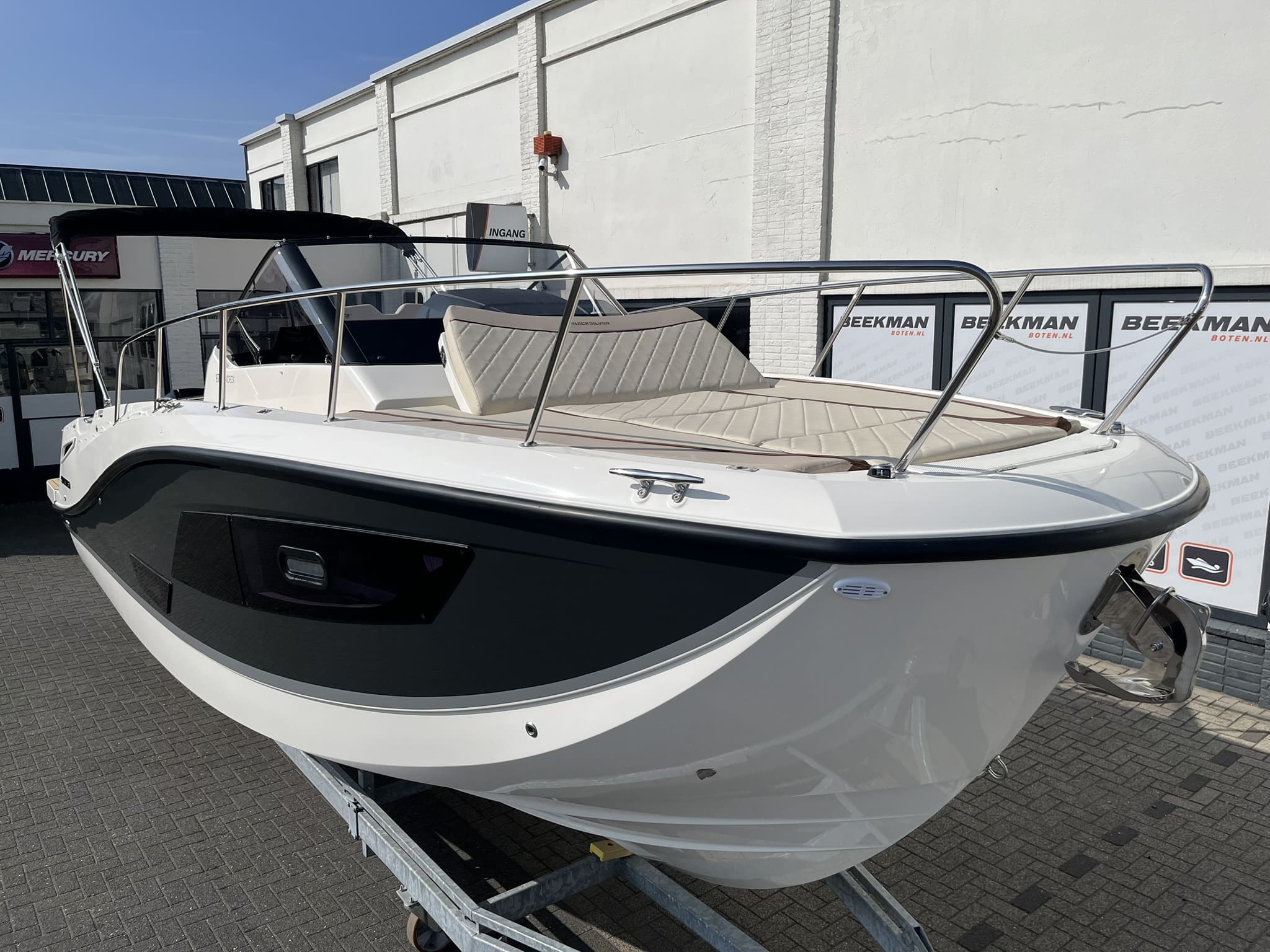 Quicksilver 875 Sundeck