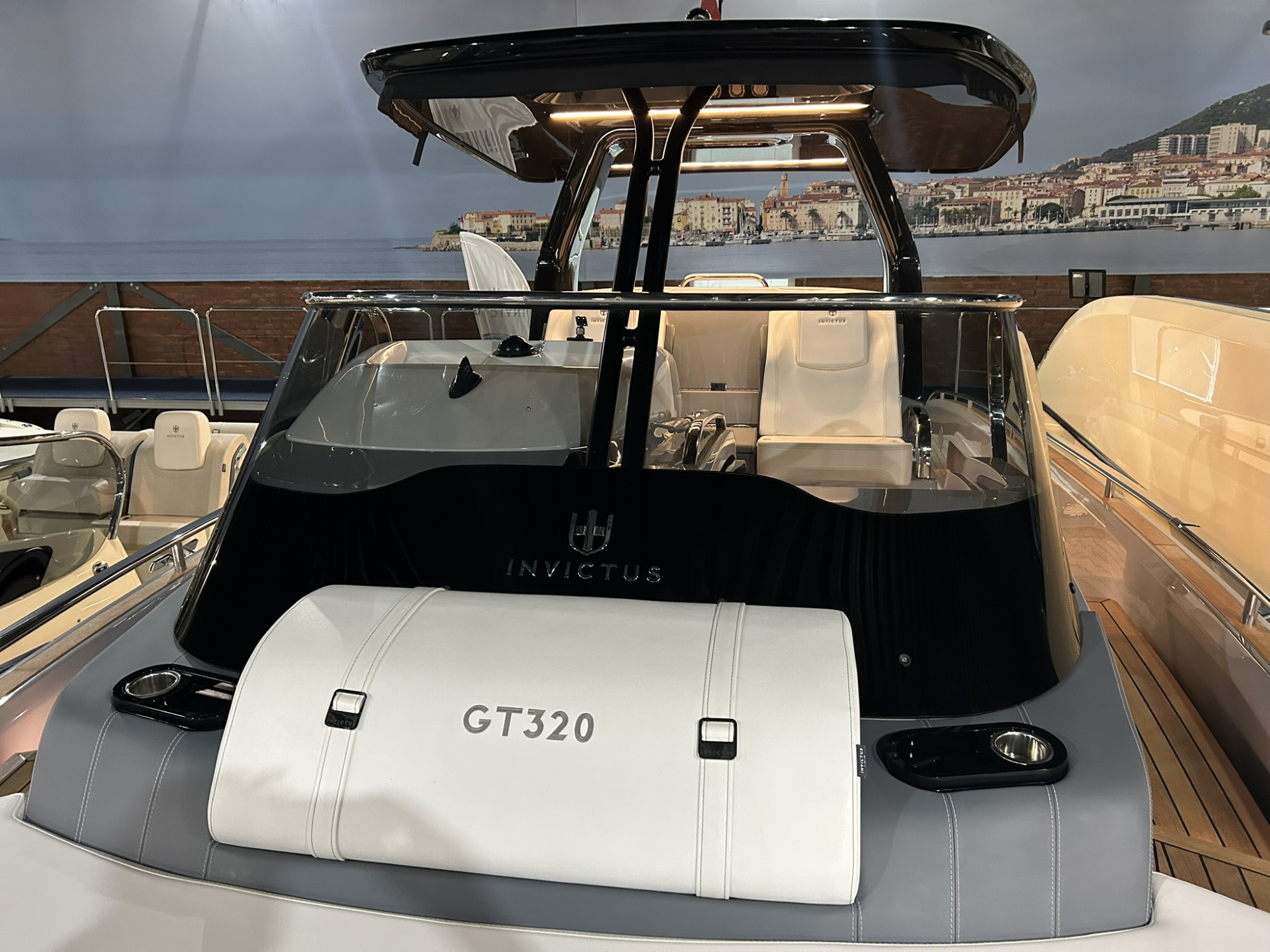 Invictus yachts Invictus 320 GT met 2 x Mercruiser 270 pk diesel van 2024!