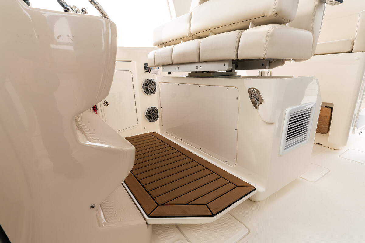 Boston Whaler 380 Realm