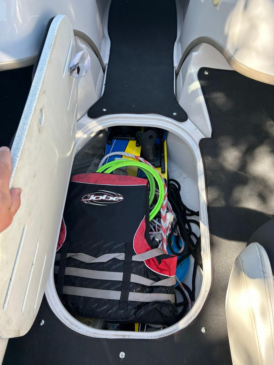 Four Winns H180 outboard