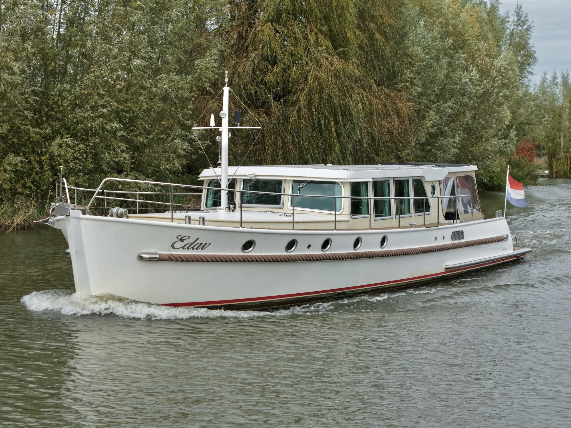 Serious Yachts Gently Low Bridge 45 Sedan