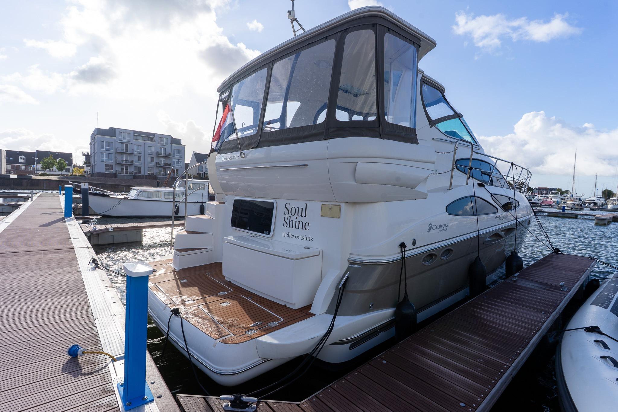 Cruisers Yachts 415 Express Motoryacht