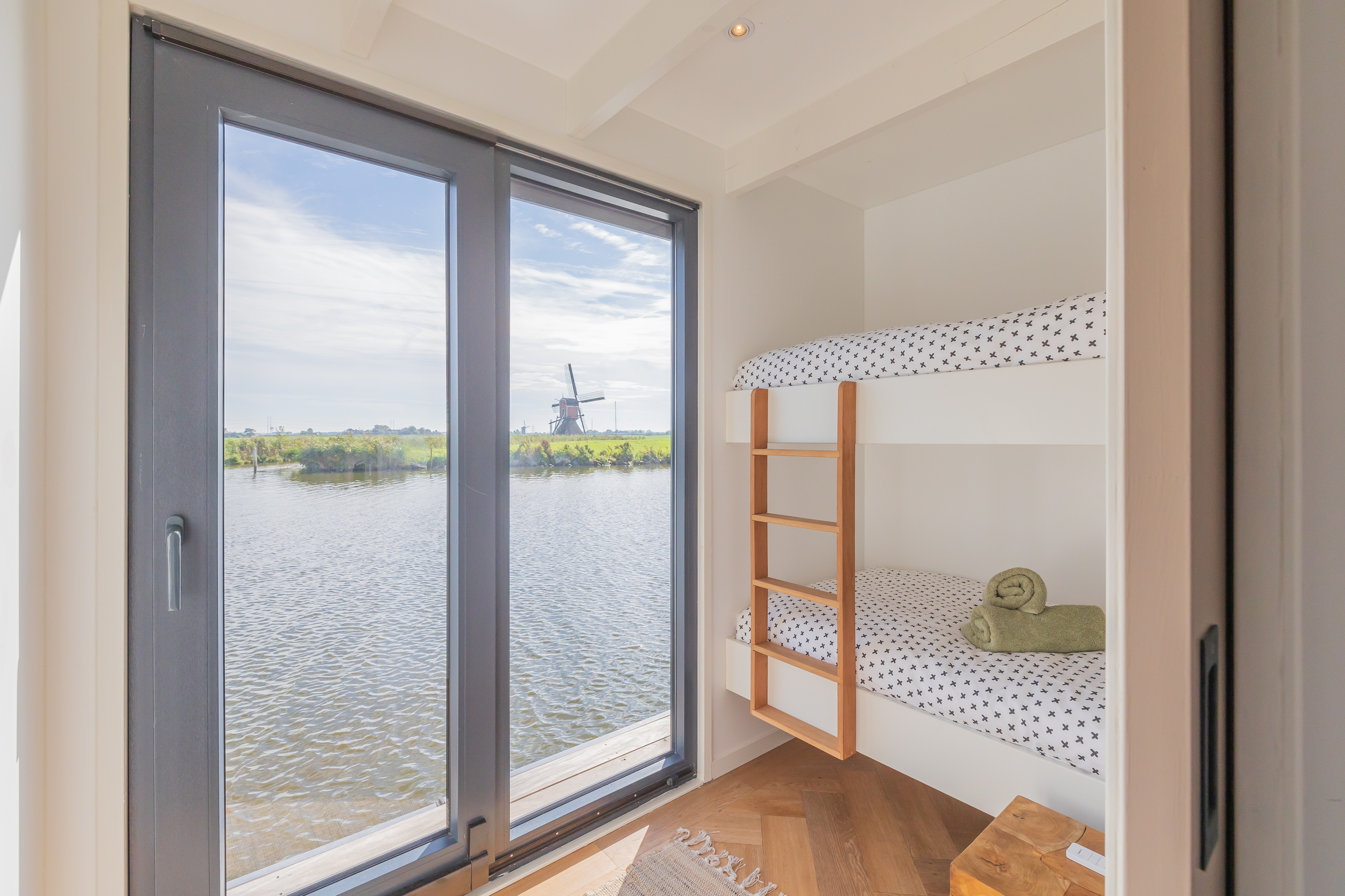 Surla (met Tender) Houseboat 15 Volledig Elektrisch With Charter