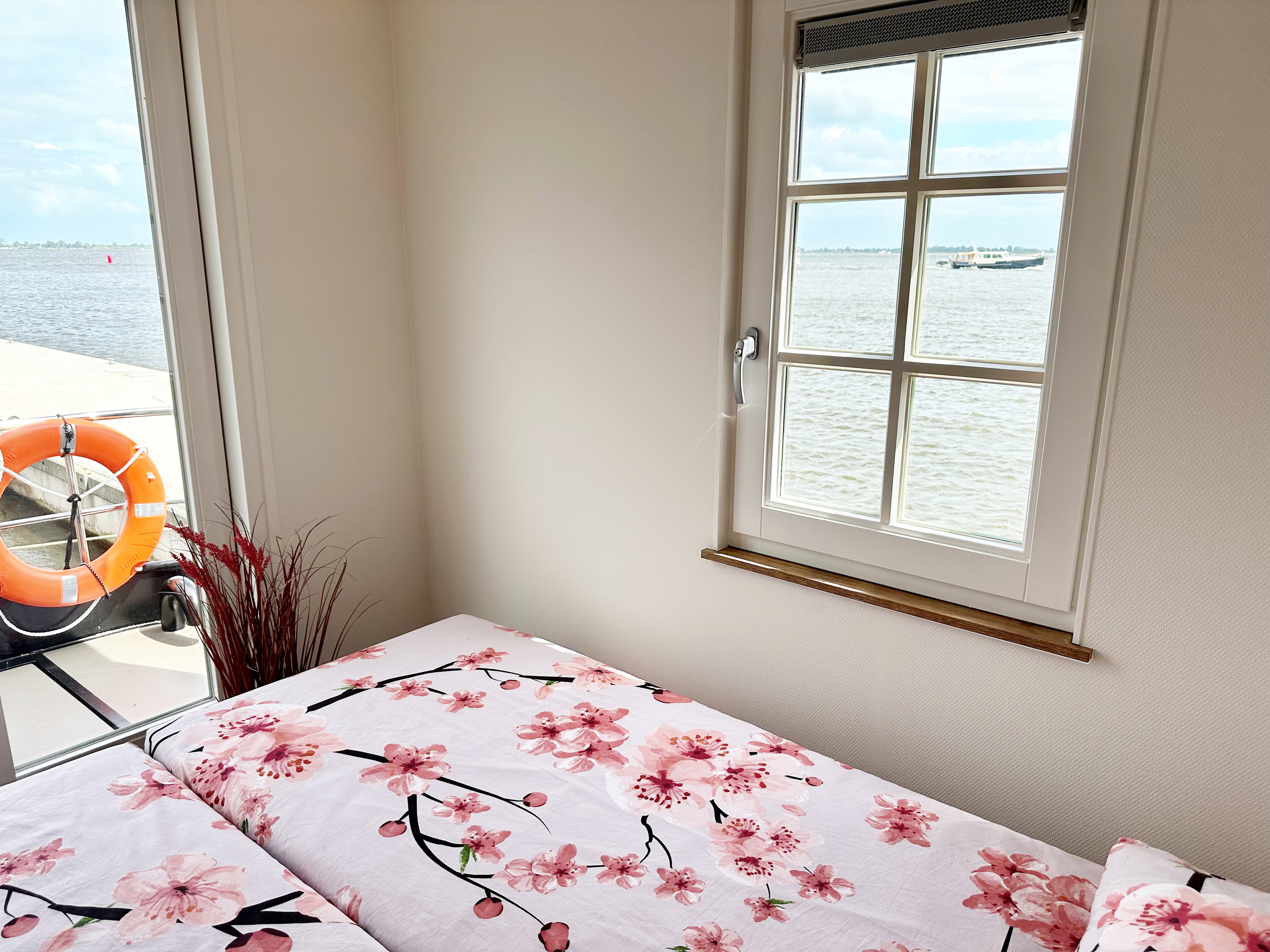 HOMESHIP VaarChalet In Amsterdam 1250D Luxe Houseboat