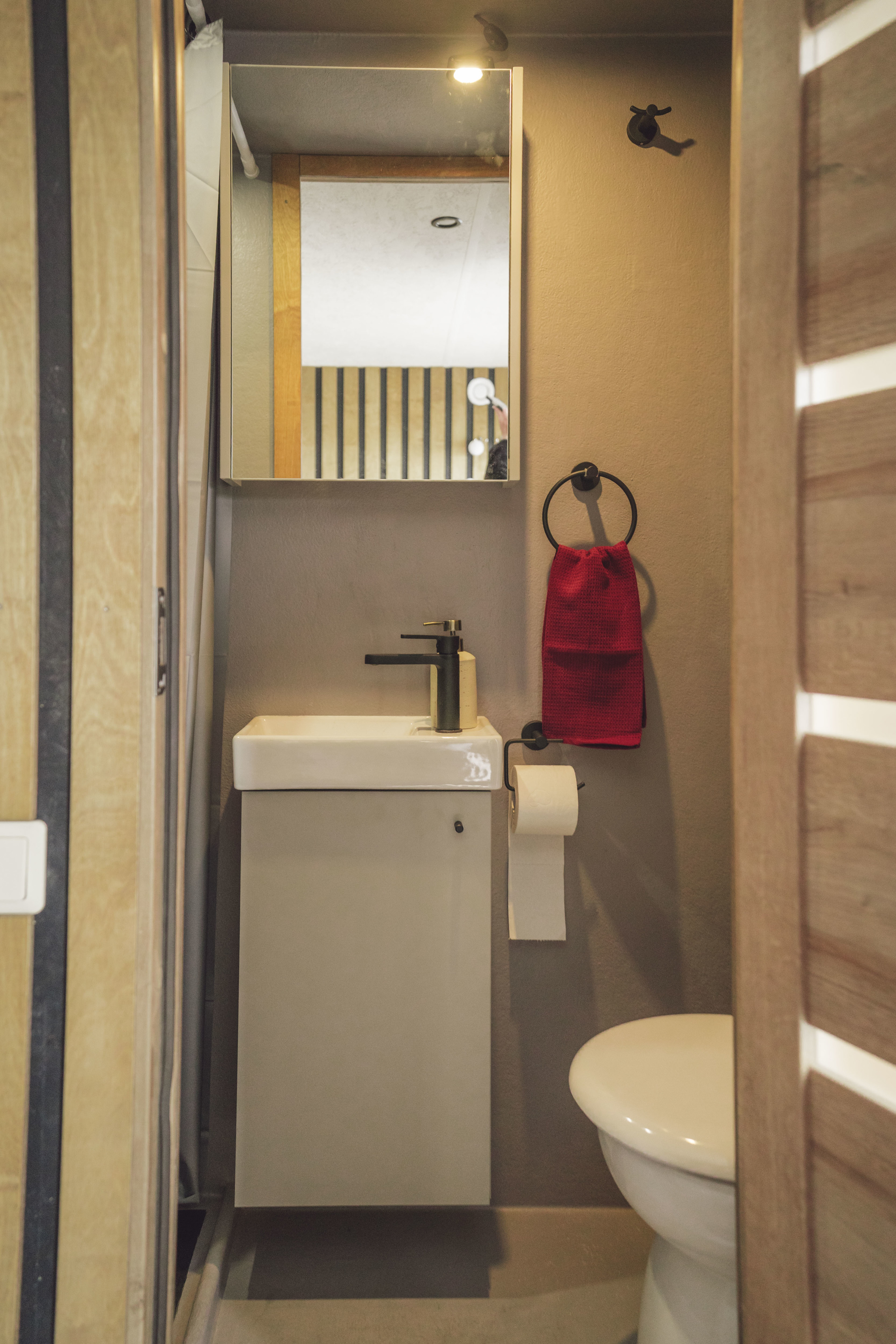 SHB Houseboat GTR 6.3