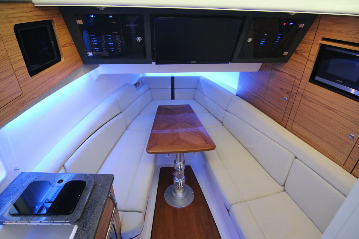 Boston Whaler 380 Realm