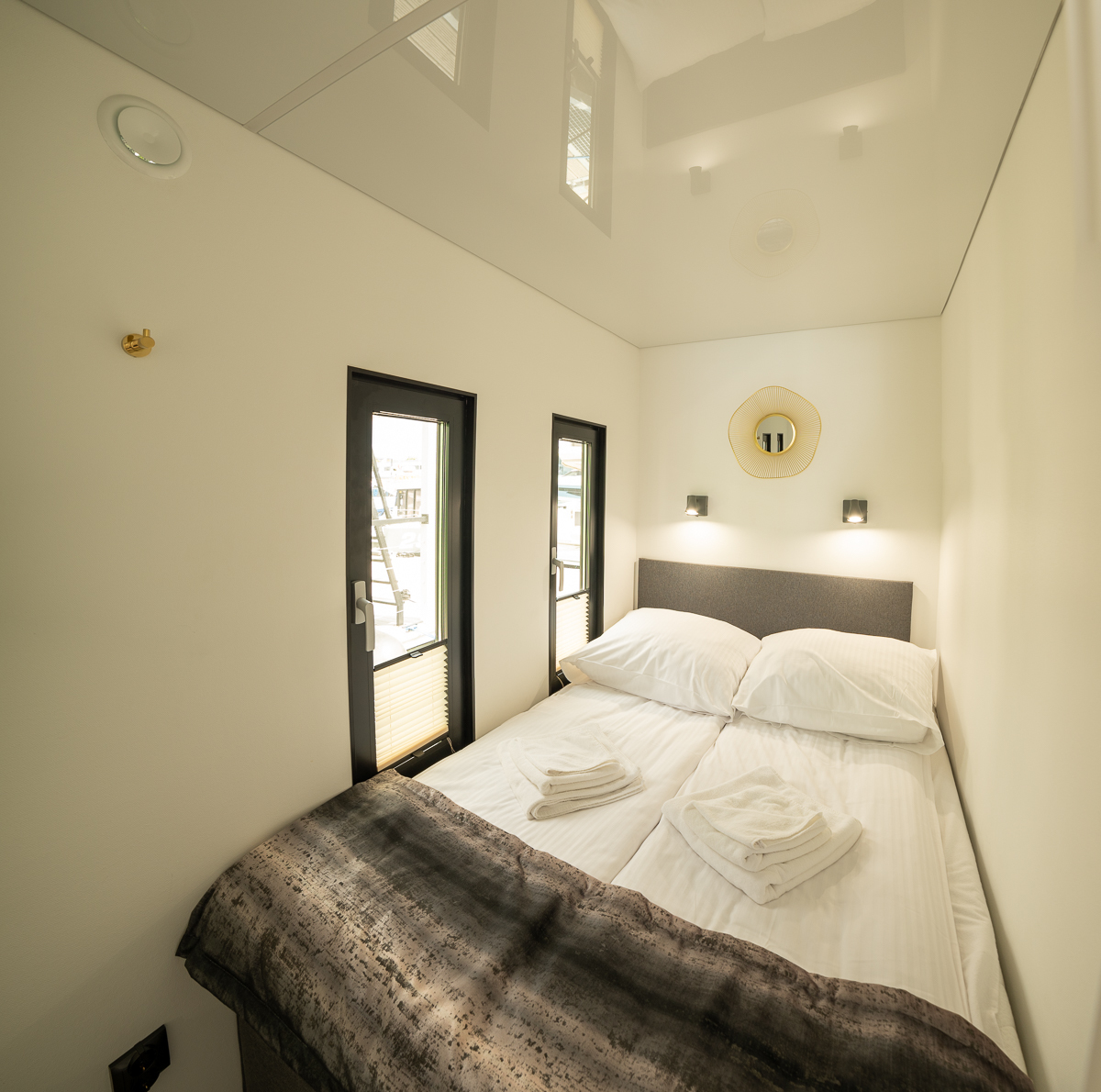 La Mare Houseboat Modern 12