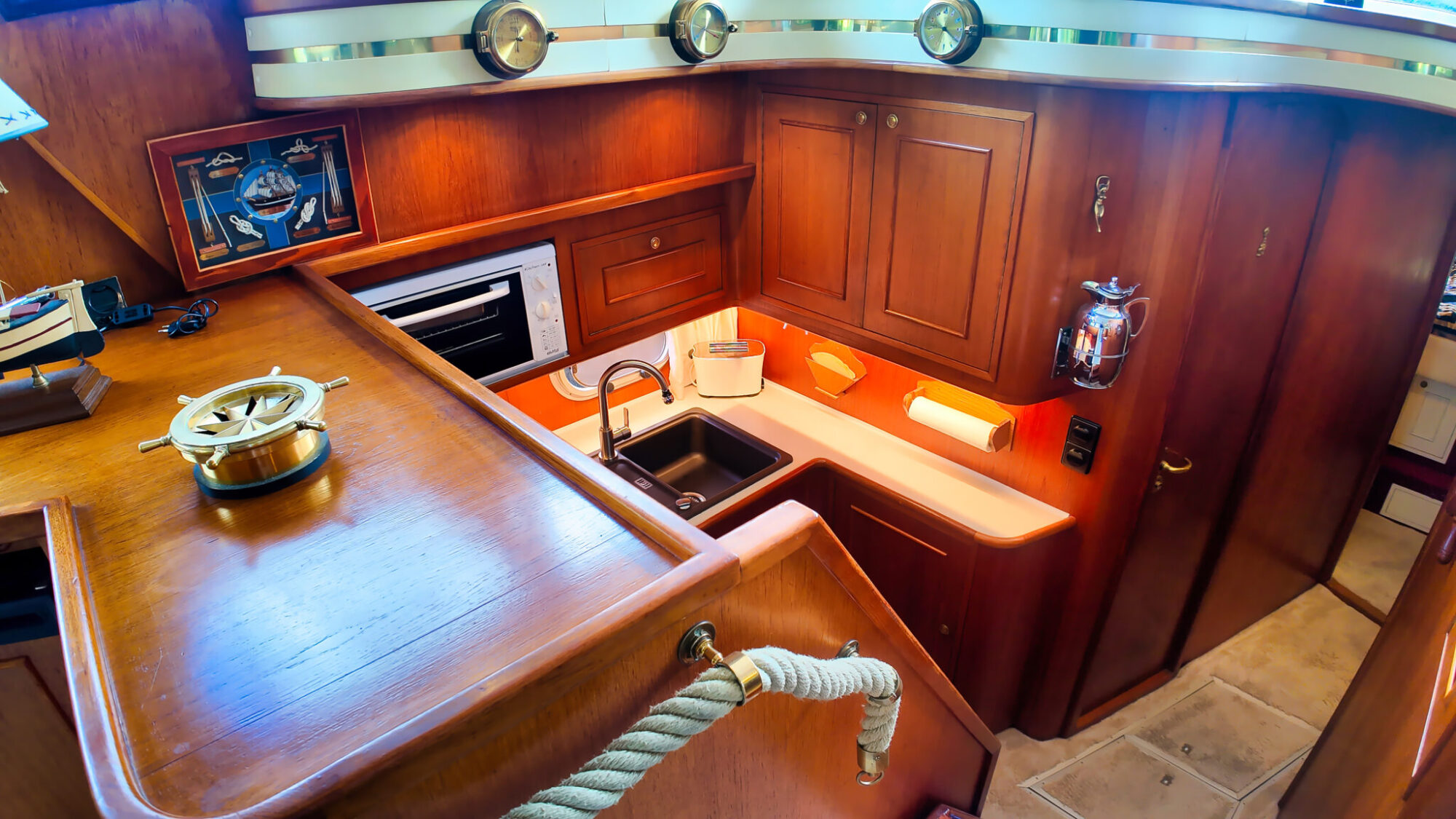 Neptunus 138 / 46 Flybridge Sedan