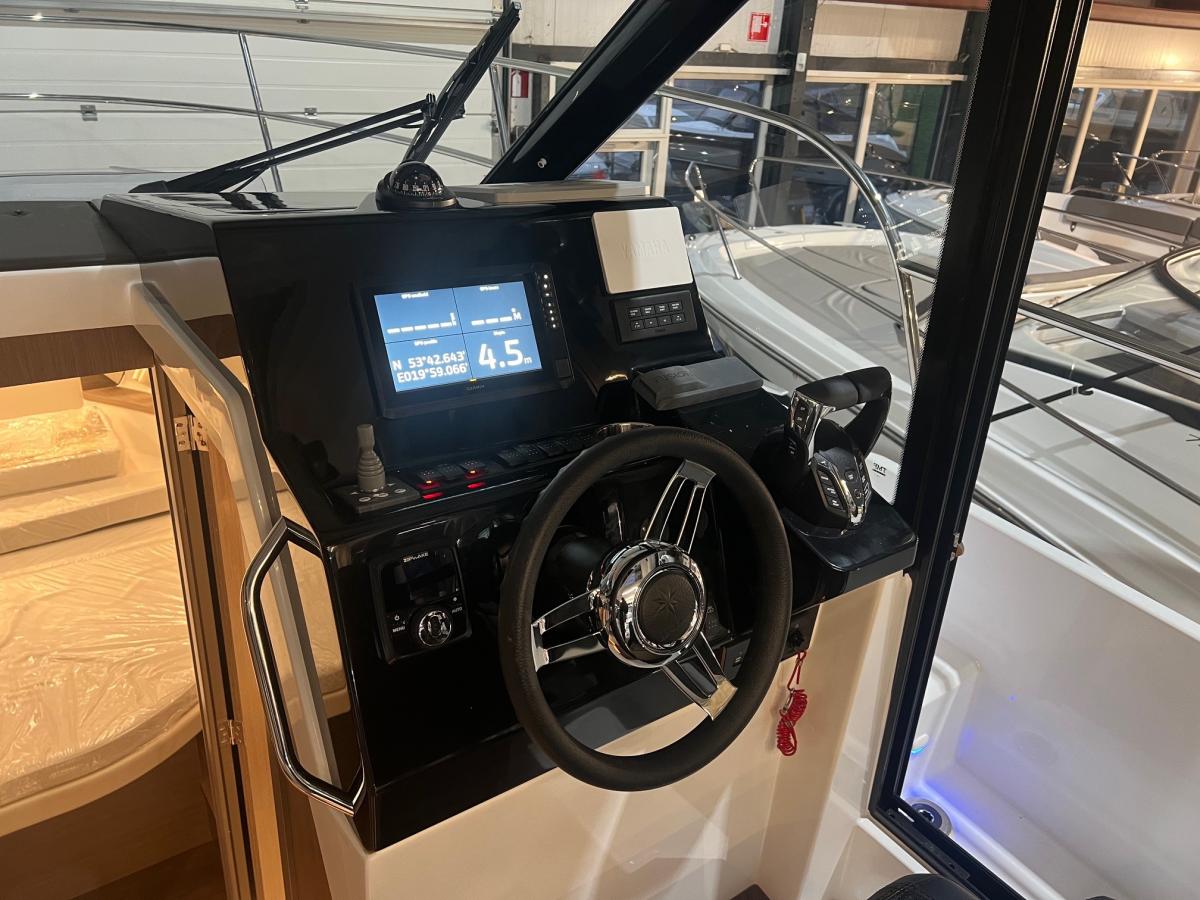 Jeanneau Merry Fisher 895 serie 2. Dit schip is aanwezig op de Yamaha stand van hiswa te water 2026.
