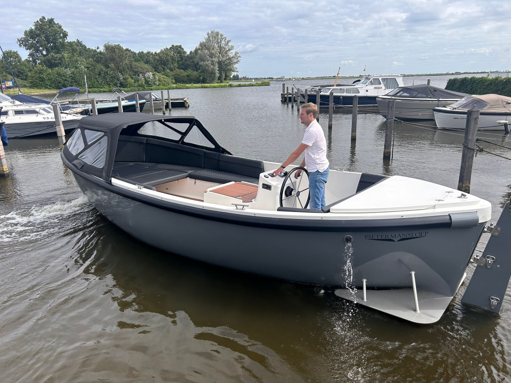 Pieterman 750 met 27 VETUS  750 diesel 