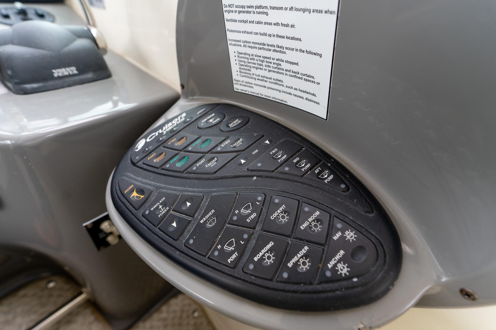 Cruisers Yachts 415 Express Motoryacht