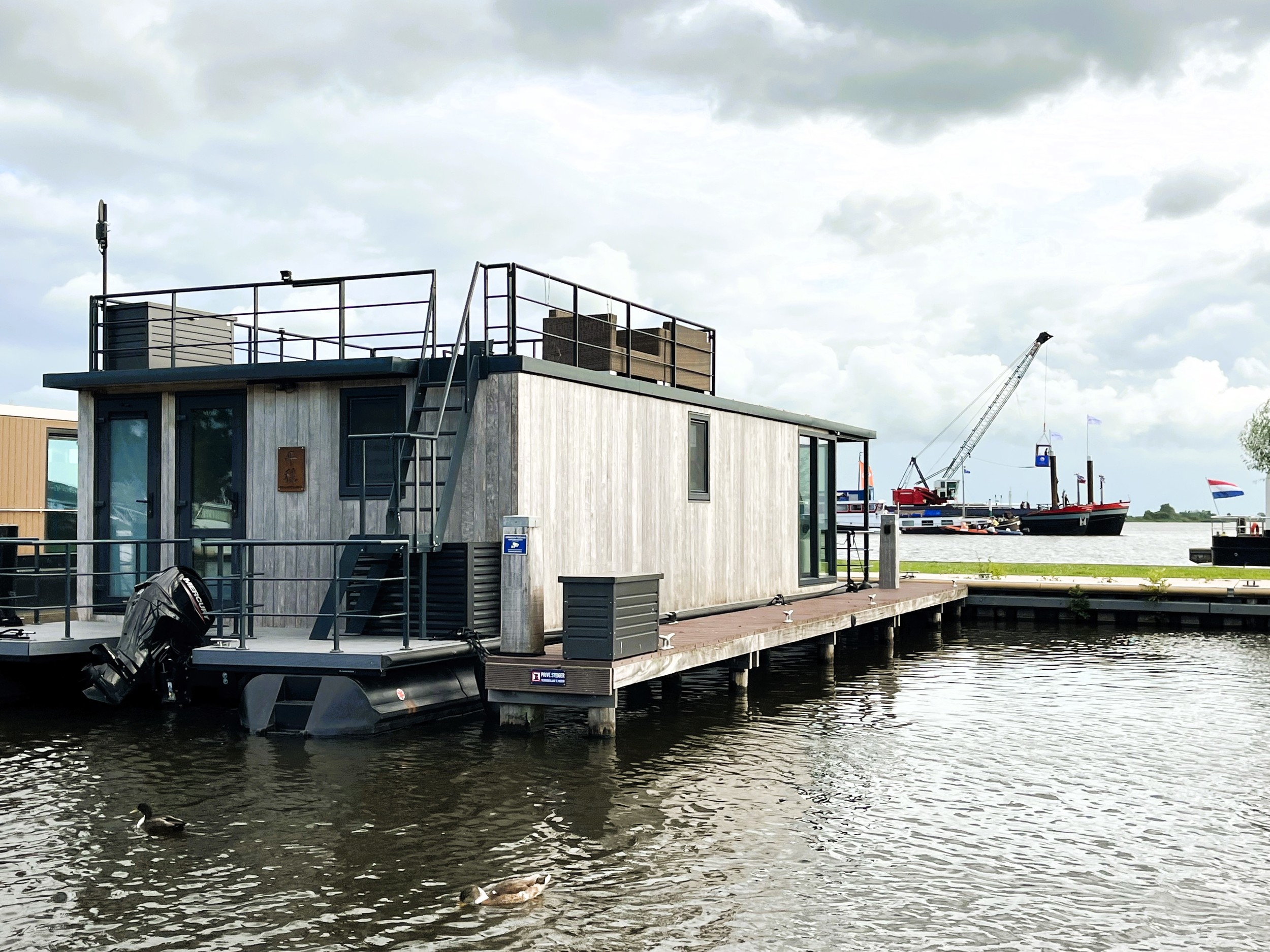 Koopligplaats Sneekermeer Met Apart Te Koop Houseboat 1460 X 500