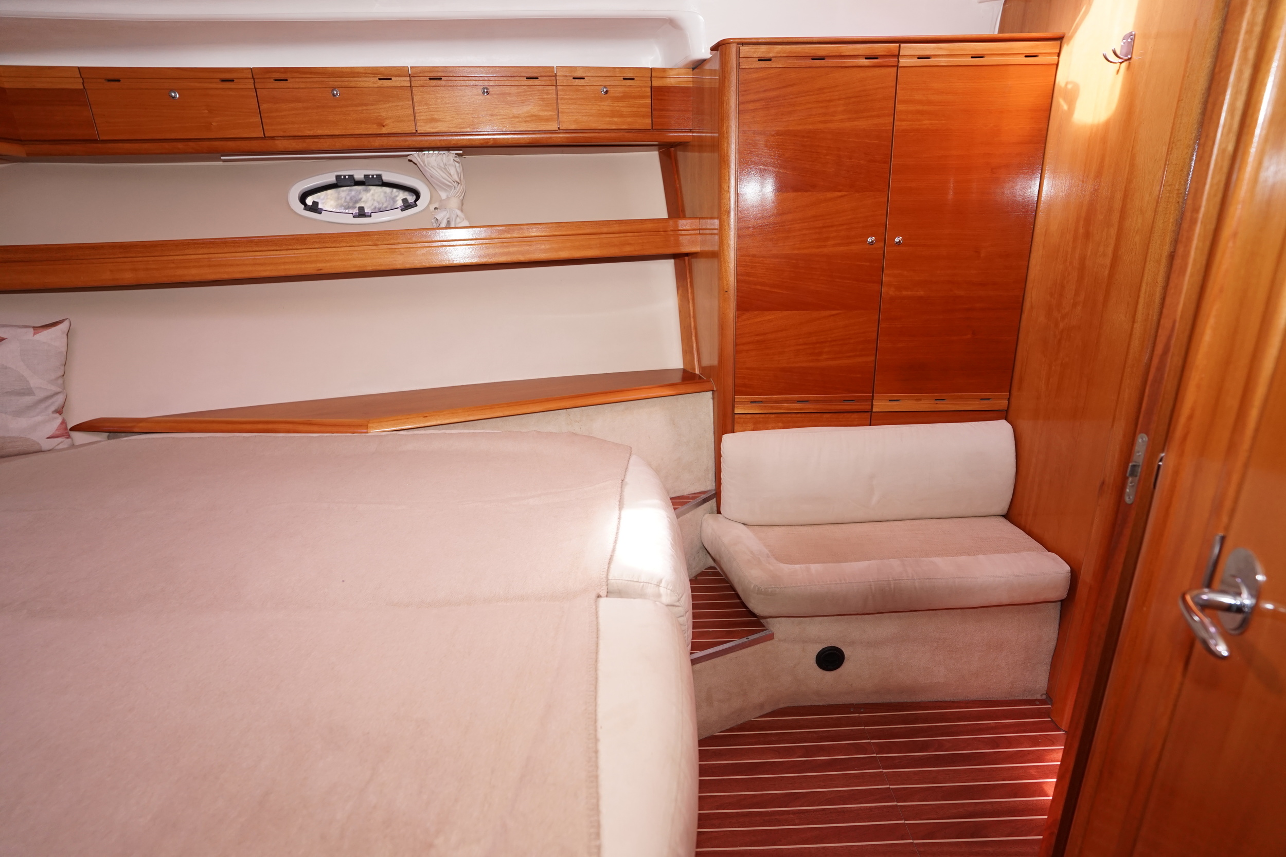 Bavaria 42 HT Sport IPS-500 - hydraulic platform