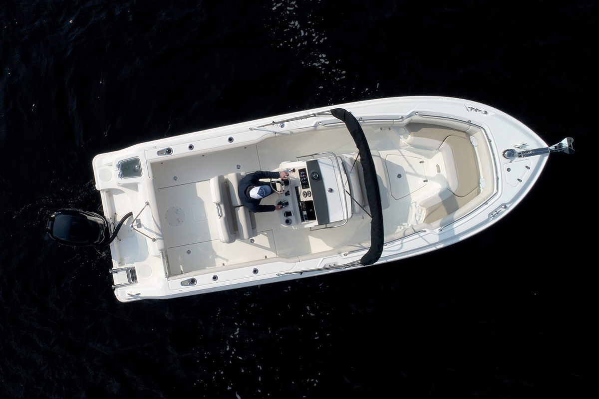 Boston Whaler 230 Outrage