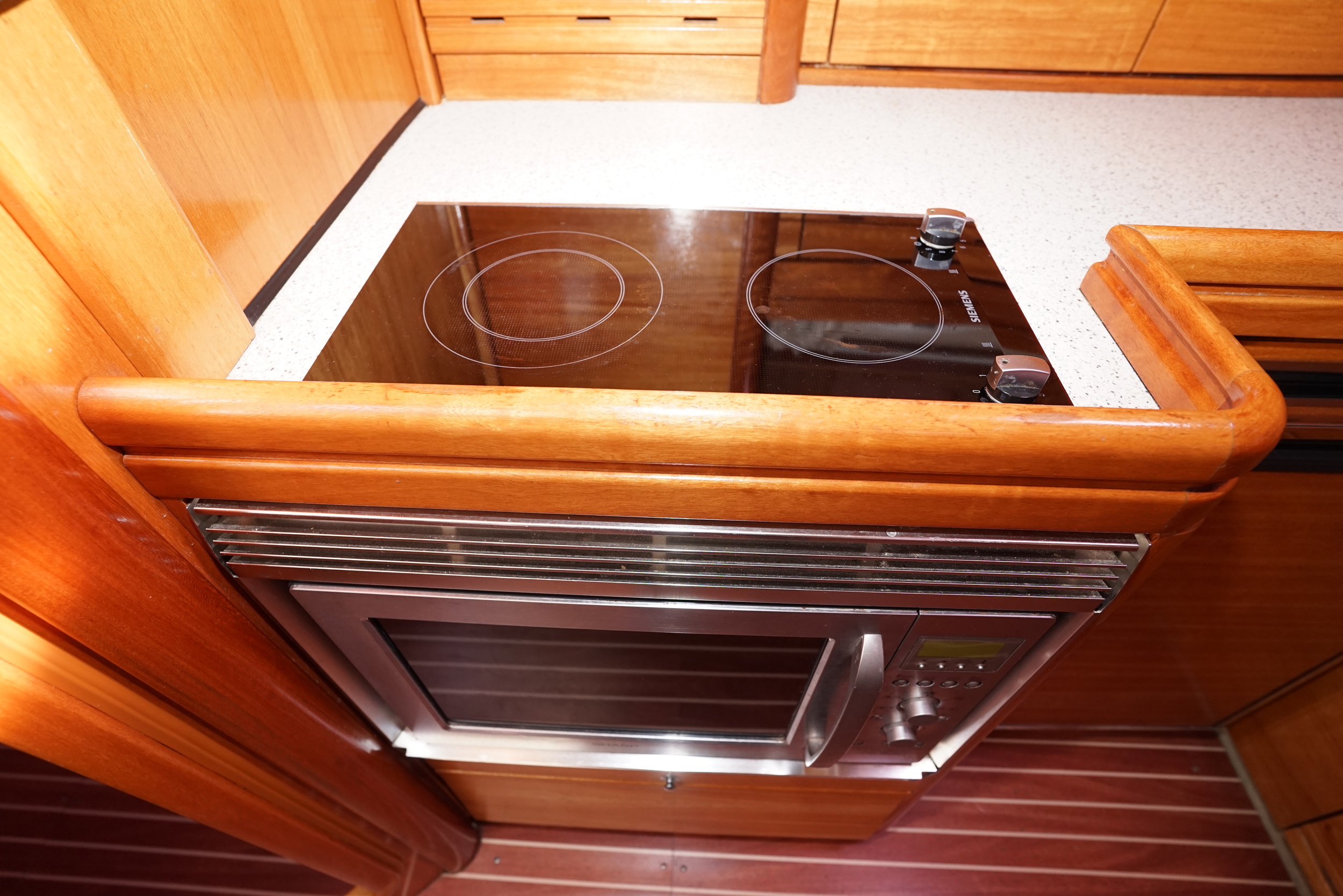 Bavaria 42 HT Sport IPS-500 - hydraulic platform