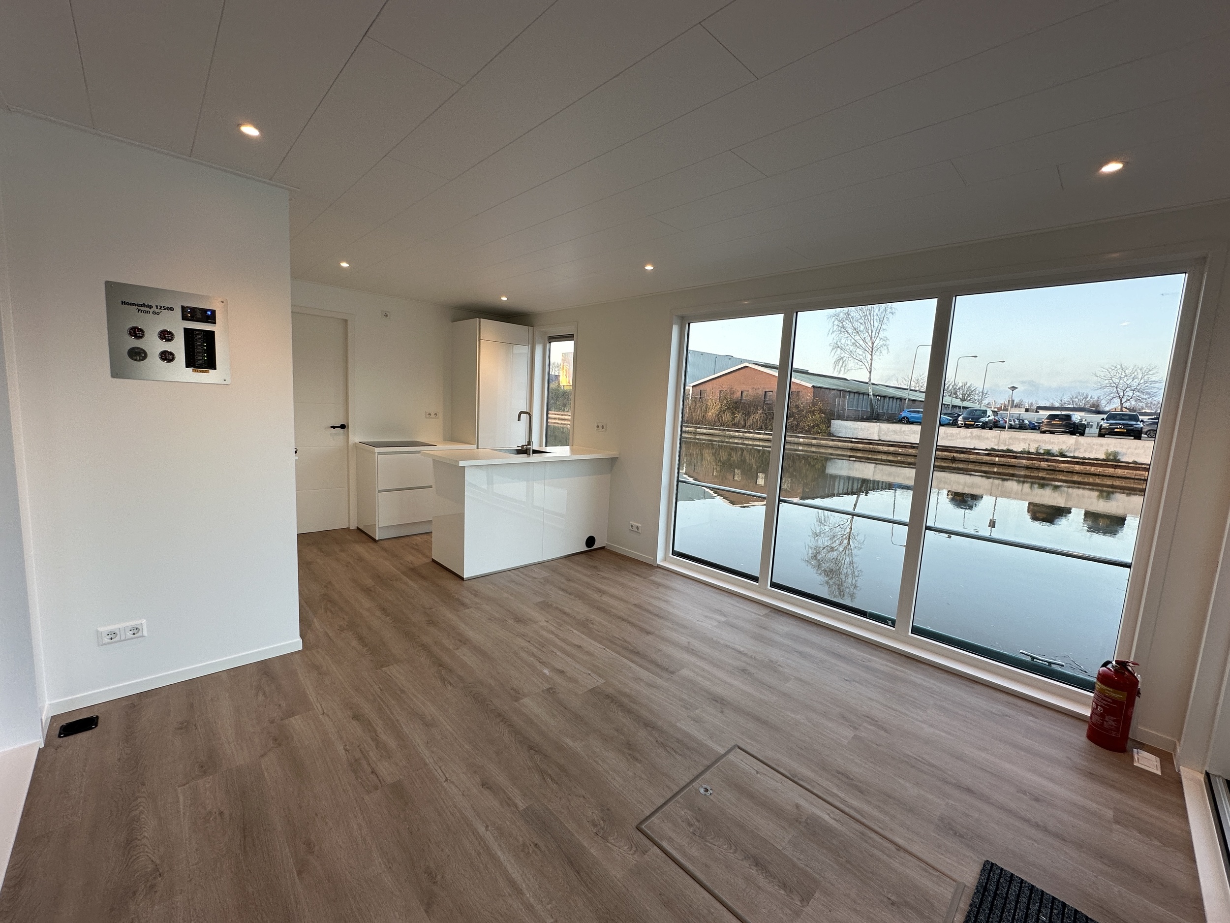 HOMESHIP 1250D Houseboat Met Scheepsromp HOMESHIP 1250D Houseboat Met Scheepsromp