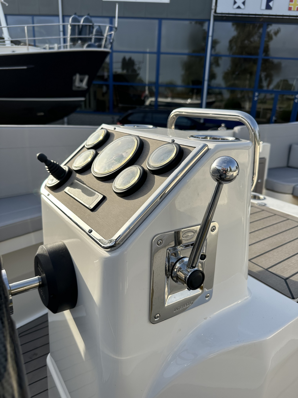 Interboat Intender 820