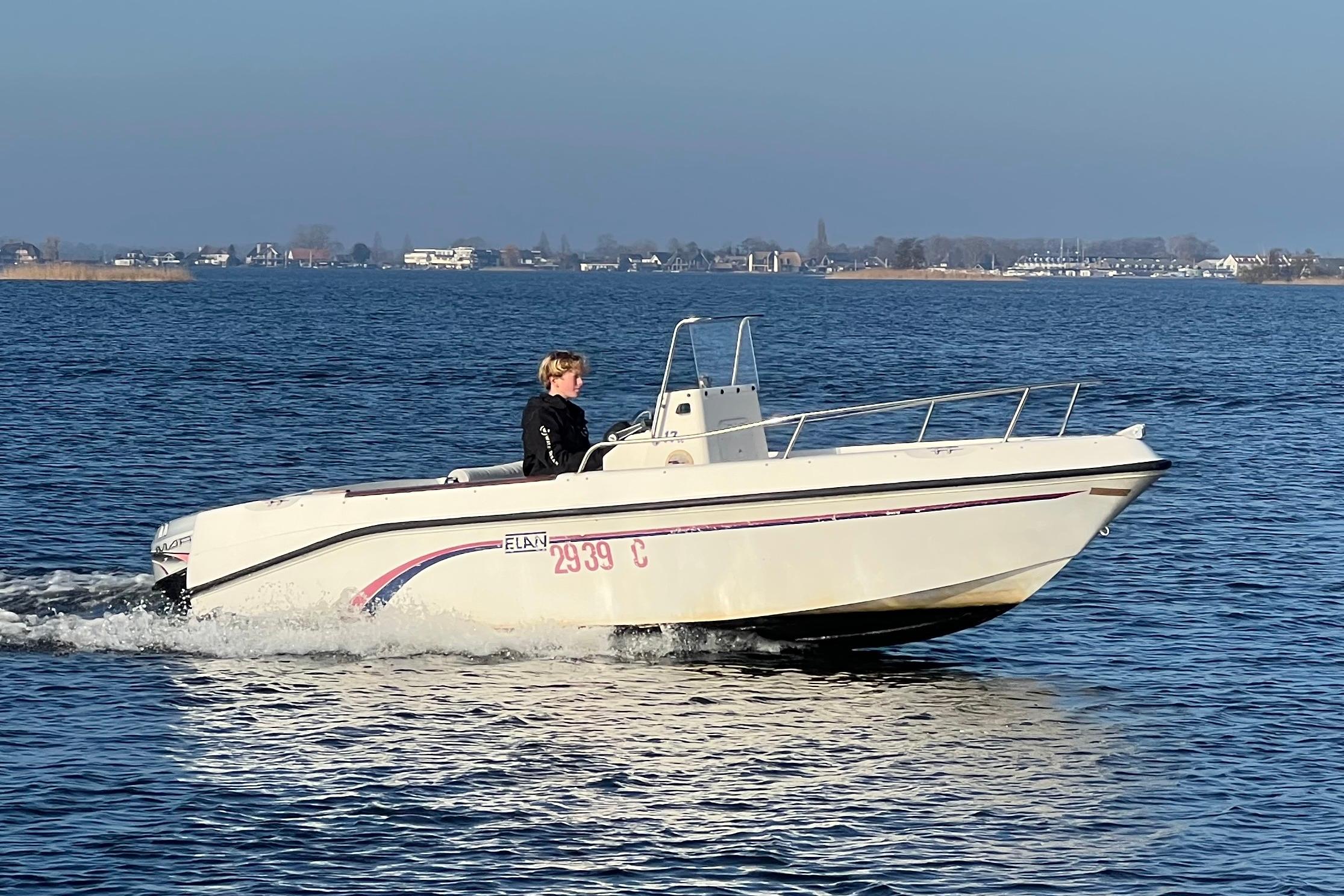 Elan 17 CC Center Consoleboot