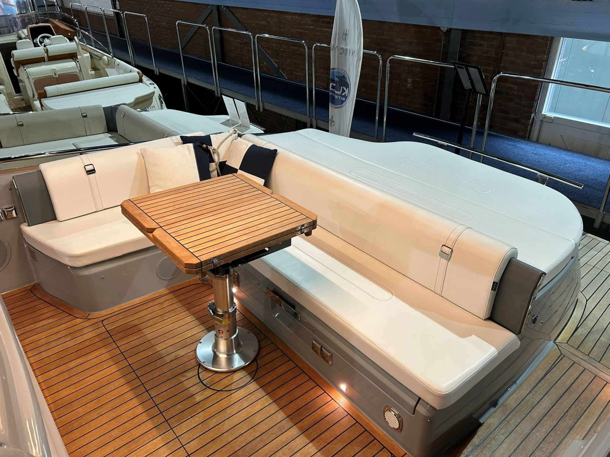 Invictus yachts Invictus 320 GT met 2 x Mercruiser 270 pk diesel van 2024!