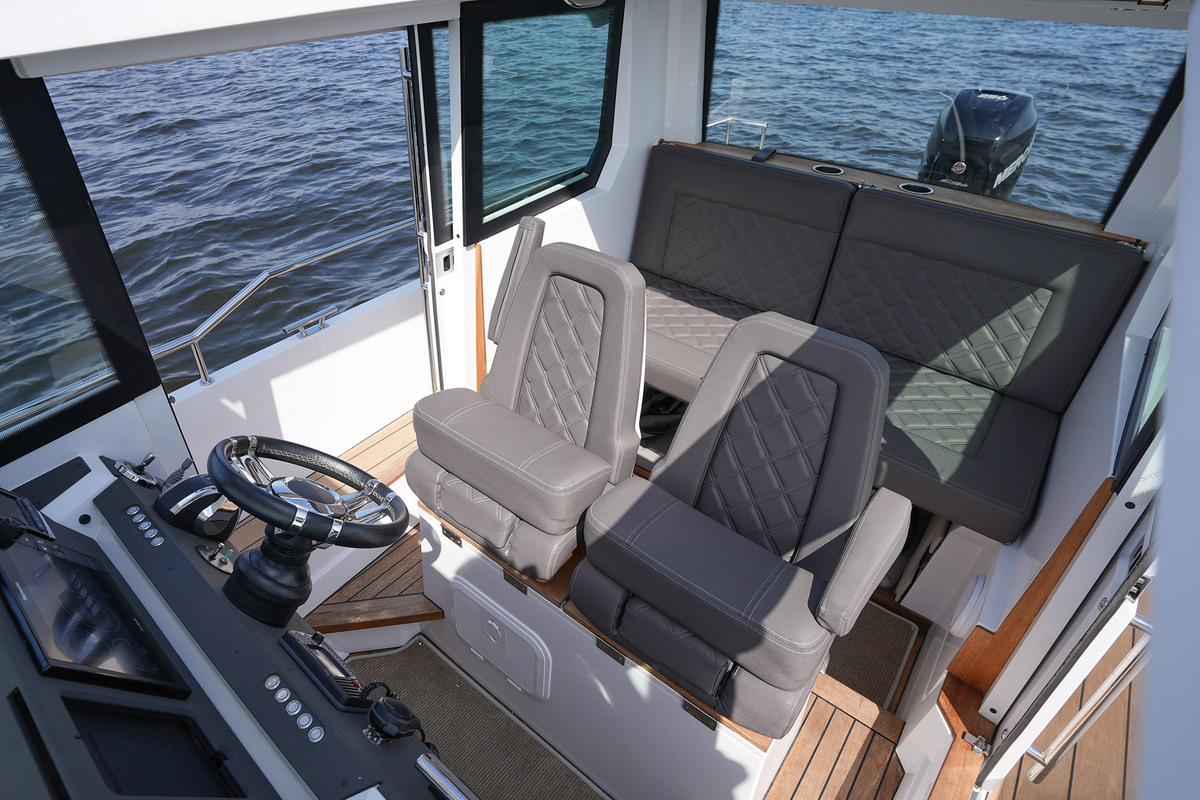 Axopar 28 Cabin