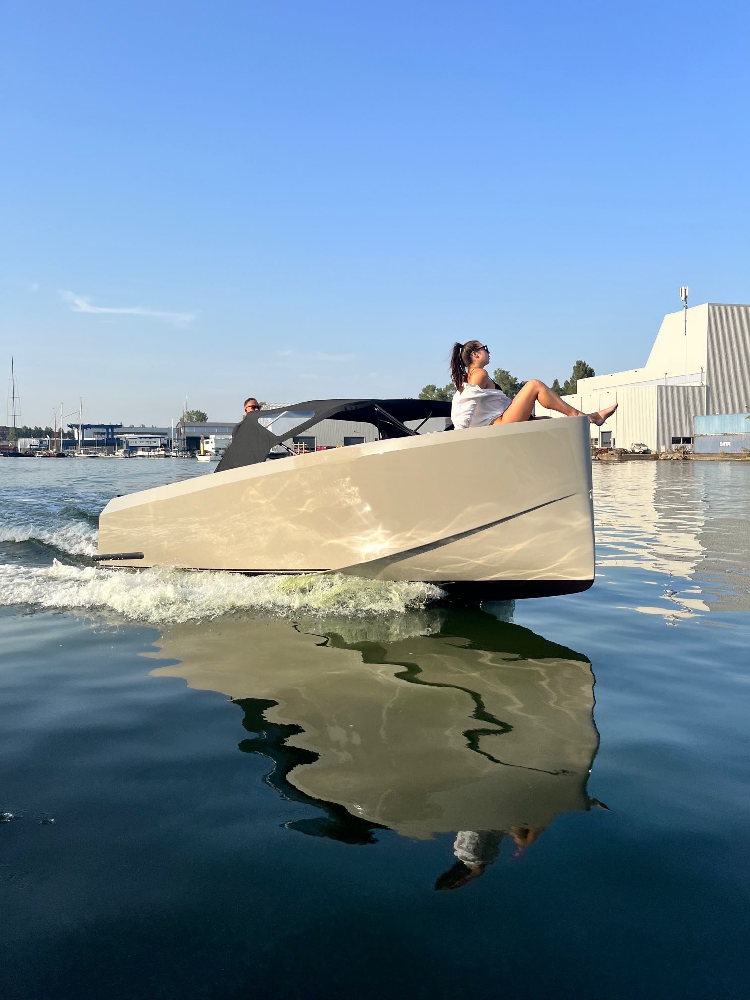 DOBBER 750 Tender