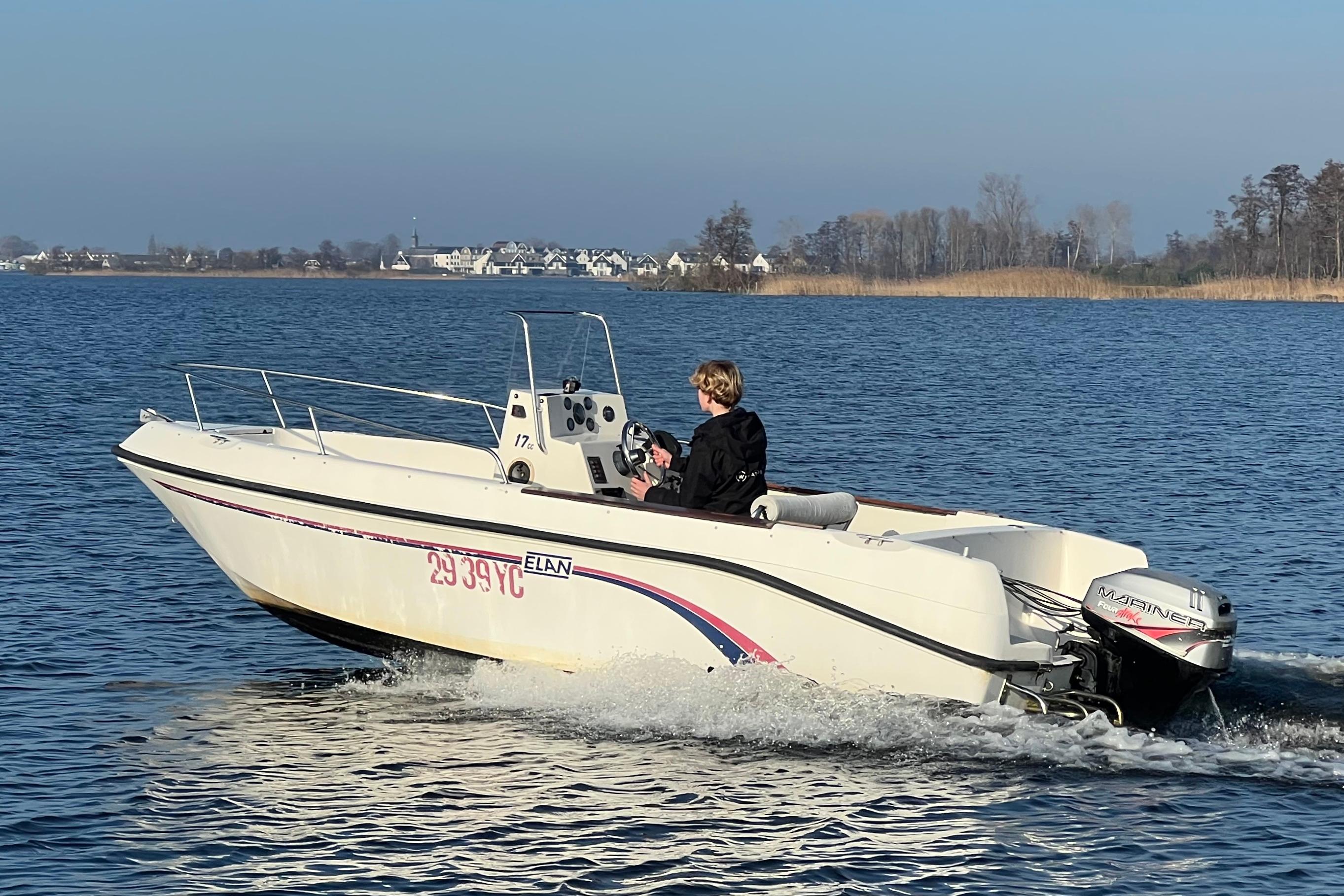 Elan 17 CC Center Consoleboot